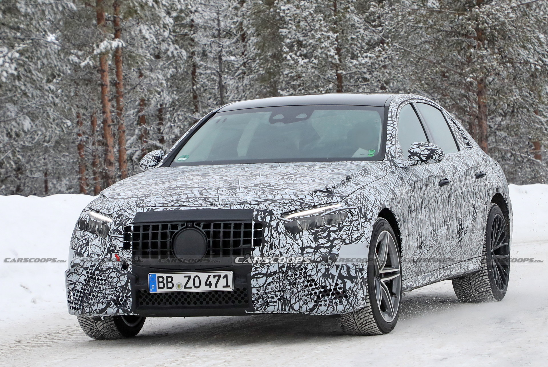 Mercedes-AMG E53e Hybrid Spied With Mismatched Wheels, Quad Tailpipes