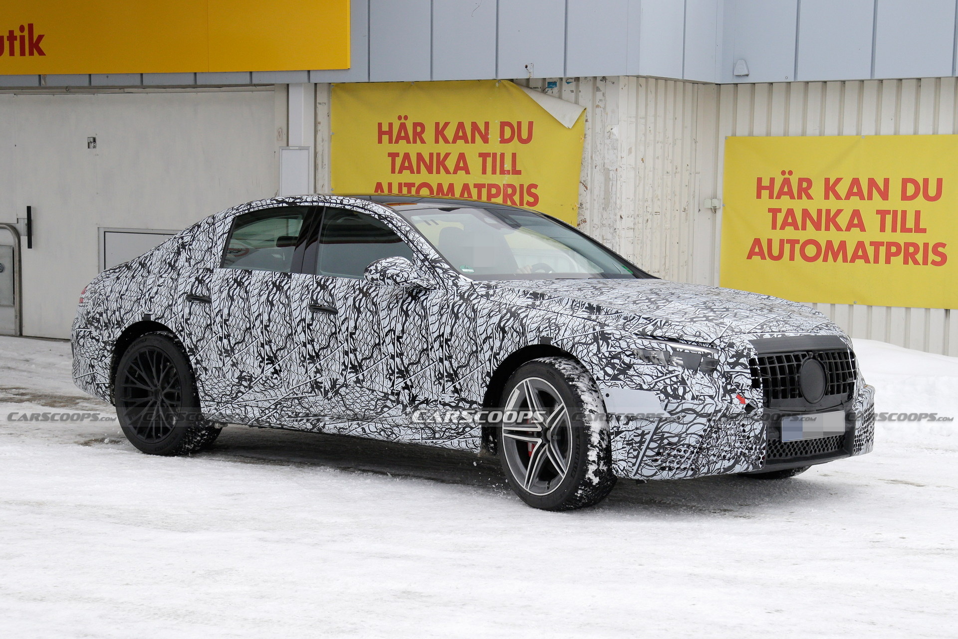 Mercedes-AMG E53e Hybrid Spied With Mismatched Wheels, Quad Tailpipes