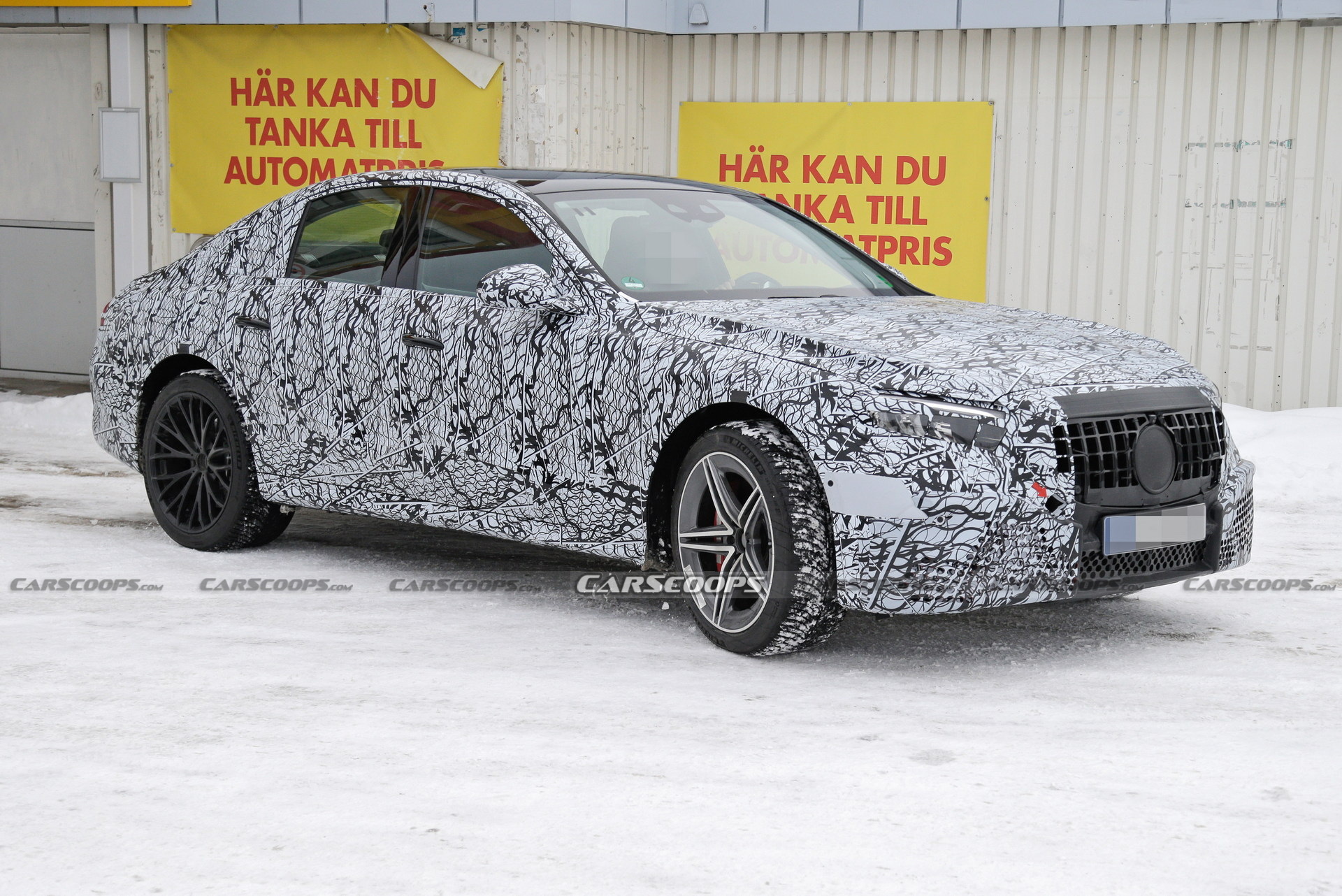 Mercedes-AMG E53e Hybrid Spied With Mismatched Wheels, Quad Tailpipes