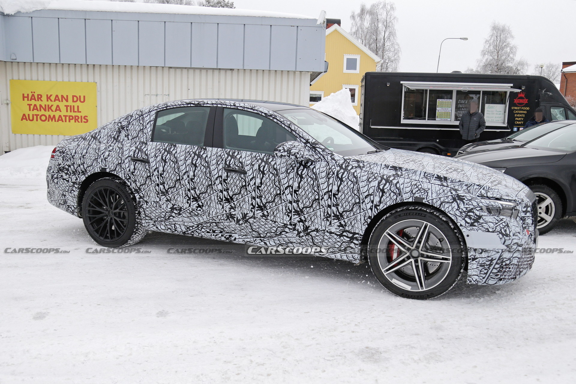 Mercedes-AMG E53e Hybrid Spied With Mismatched Wheels, Quad Tailpipes
