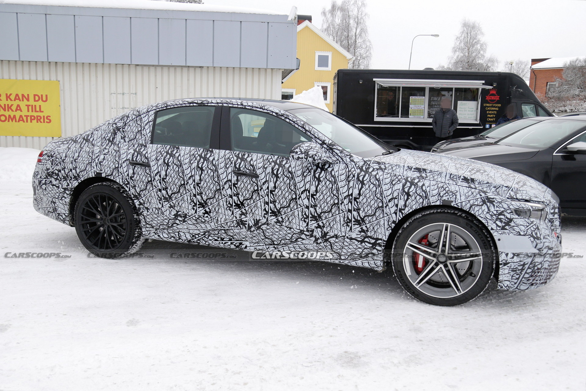 Mercedes-AMG E53e Hybrid Spied With Mismatched Wheels, Quad Tailpipes