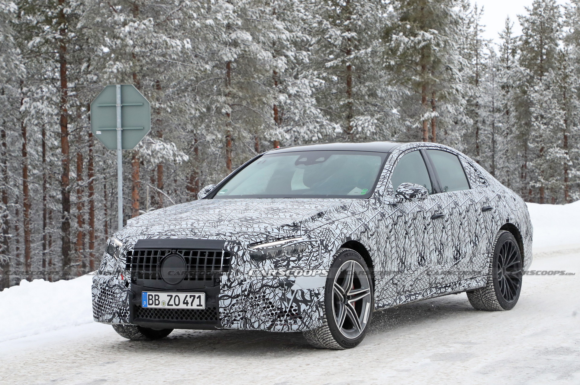 Mercedes-AMG E53e Hybrid Spied With Mismatched Wheels, Quad Tailpipes