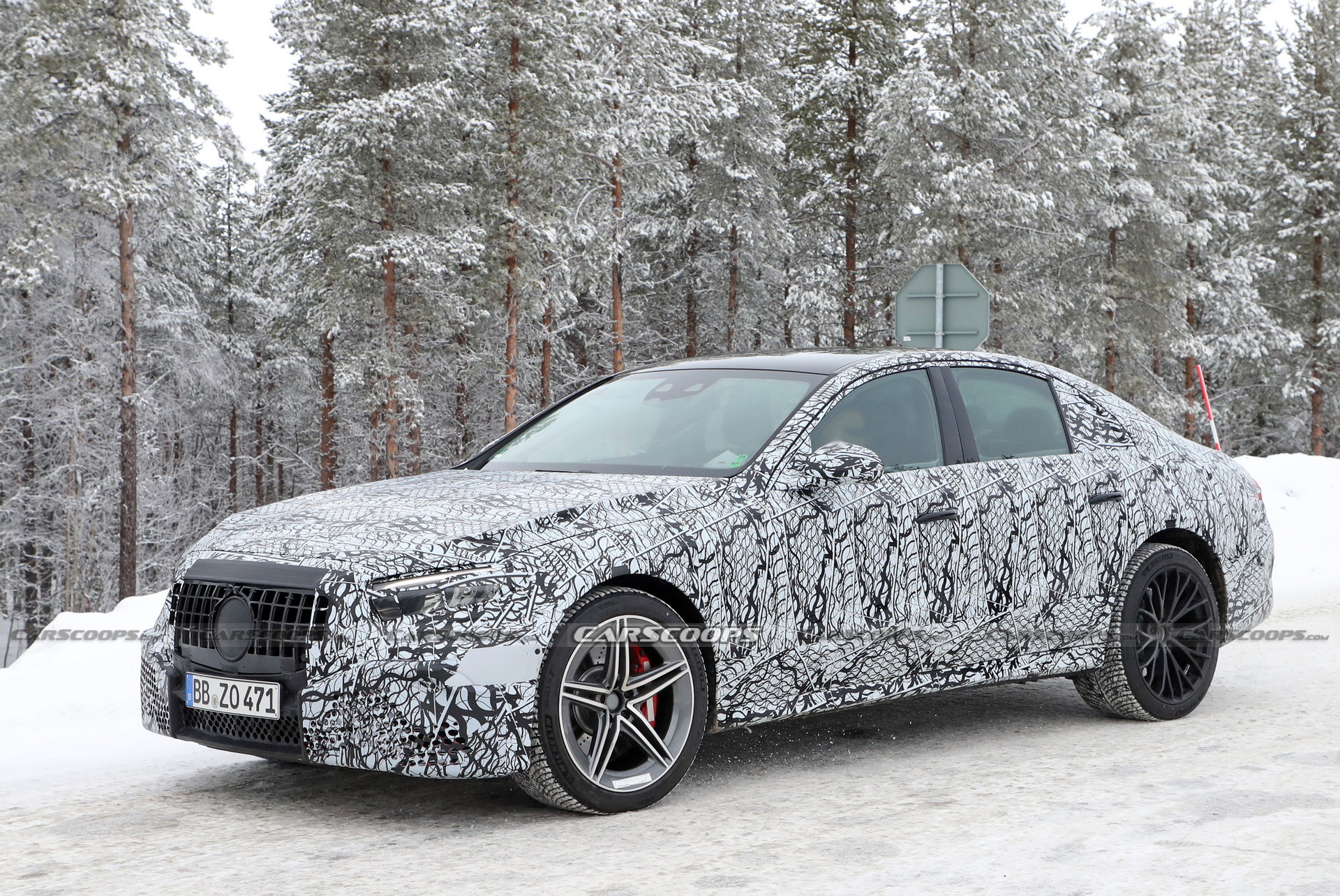 Mercedes-AMG E53e Hybrid Spied With Mismatched Wheels, Quad Tailpipes