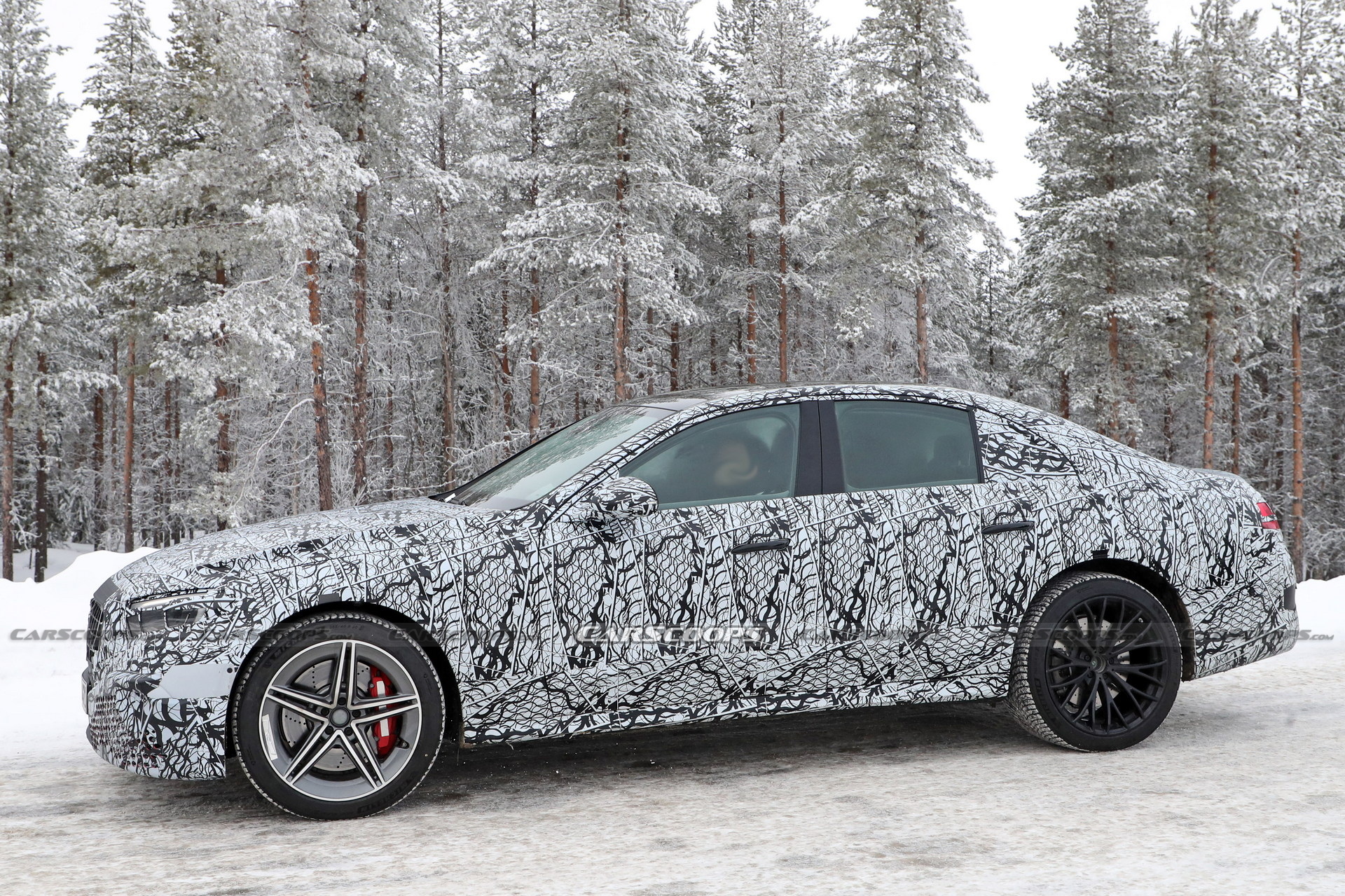 Mercedes-AMG E53e Hybrid Spied With Mismatched Wheels, Quad Tailpipes