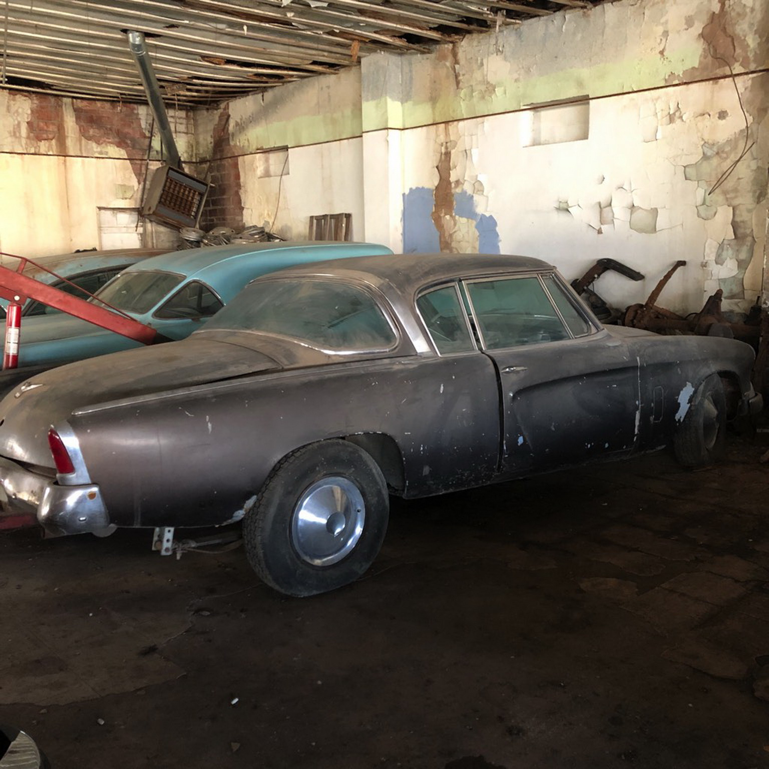 A Gearhead’s Massive Collection Of Over 130 Classic And Muscle Cars Are Being Sold At No Reserve