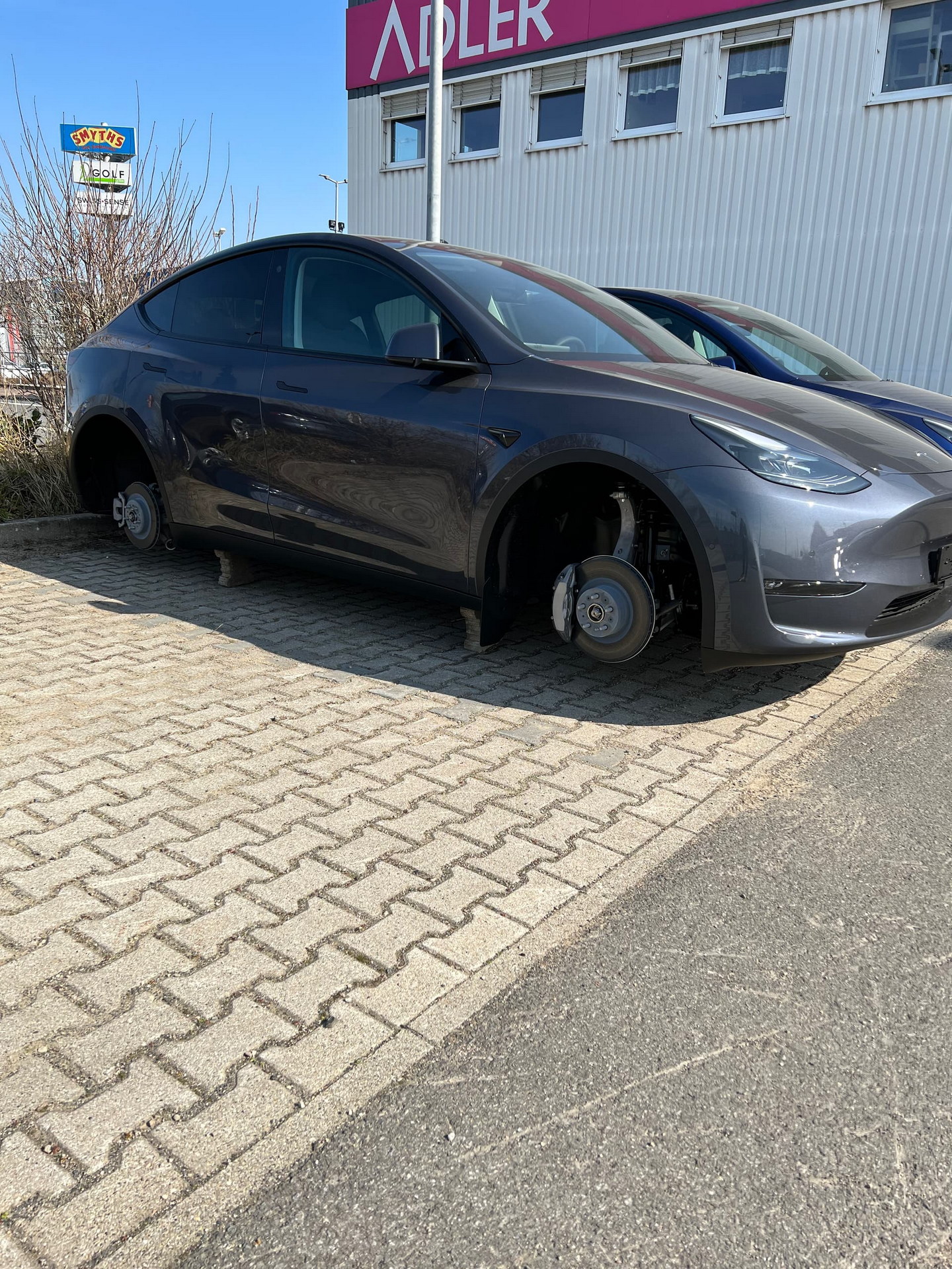Steal Wheels And Aero Caps From Dozen Teslas Parked In German Delivery |