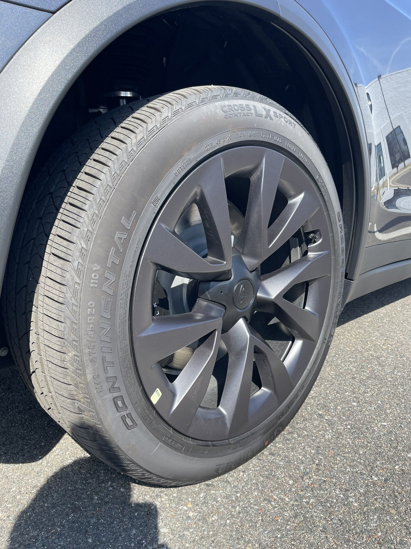 Tesla Delivered A Brand New $131k Model X Plaid With Mismatched Tires