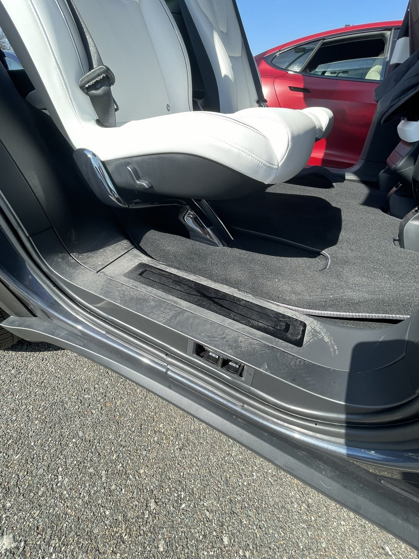 Tesla Delivered A Brand New $131k Model X Plaid With Mismatched Tires