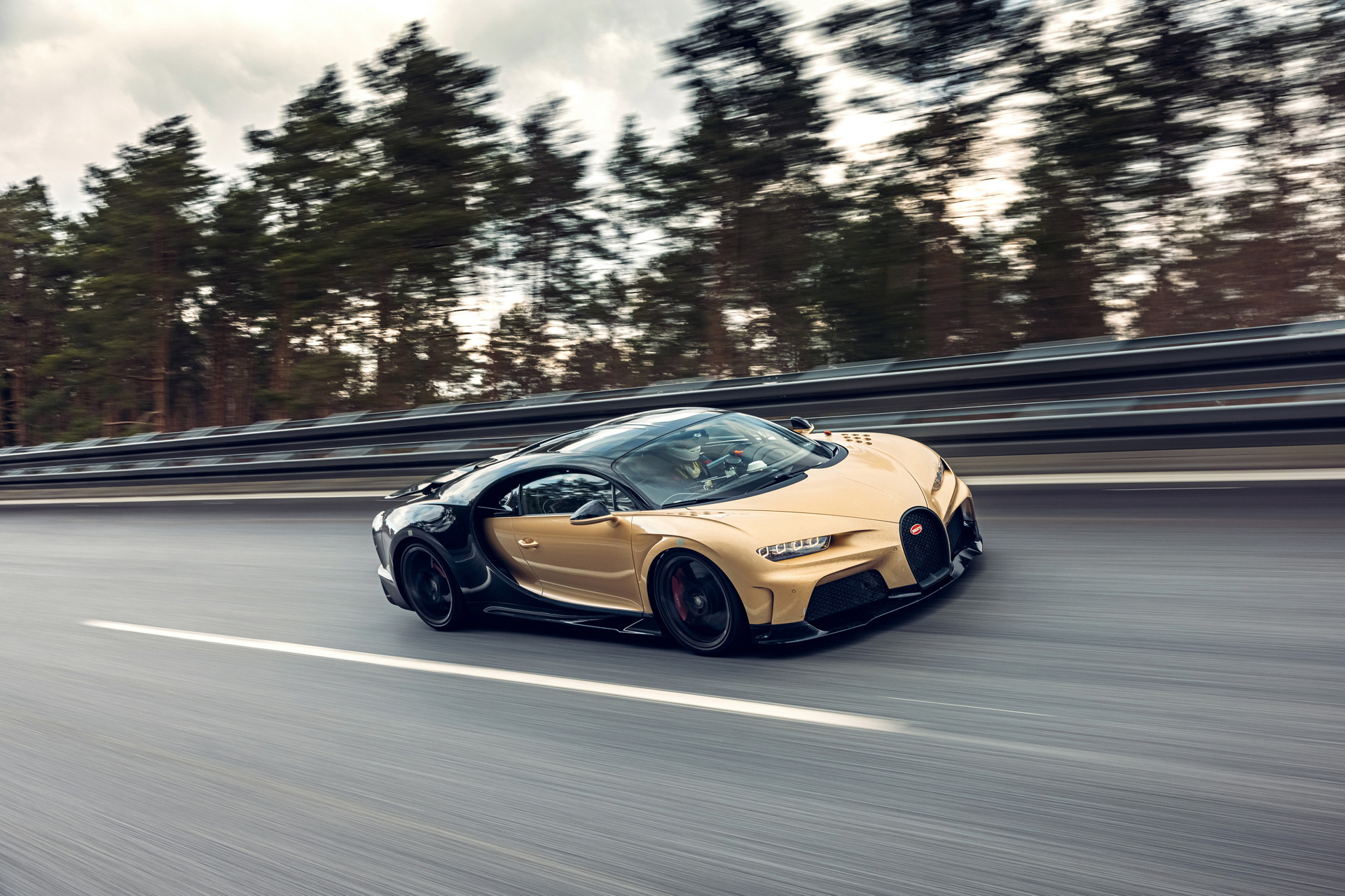 Waves Of Light Dance Along The Body Of This Flamboyant Bugatti Chiron Super Sport