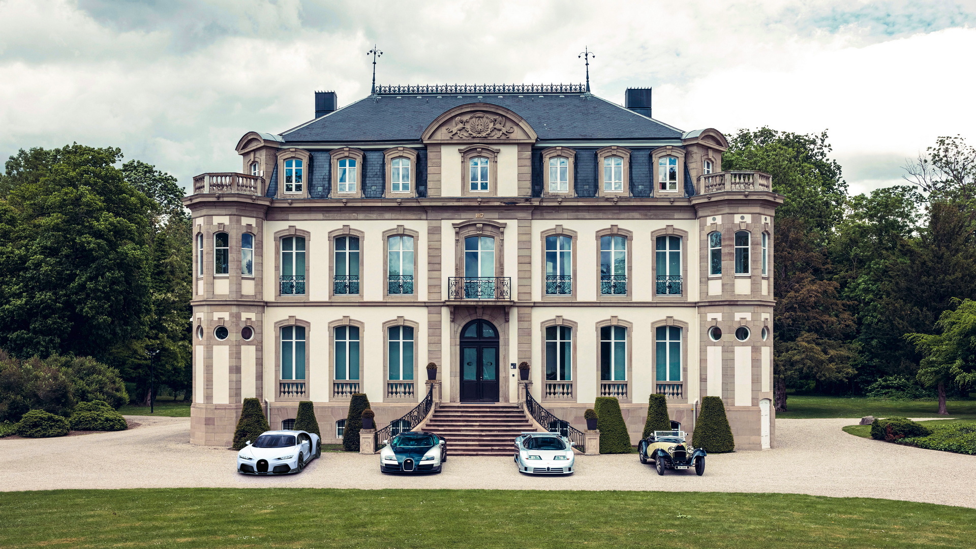 Waves Of Light Dance Along The Body Of This Flamboyant Bugatti Chiron Super Sport