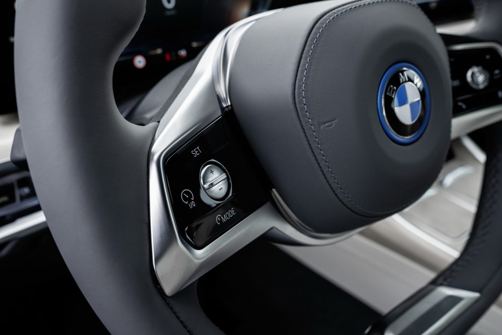 2023 BMW 7-Series Gets Model's First EV Variant And 31-Inch Widescreen TV  For Rear Passengers | Carscoops
