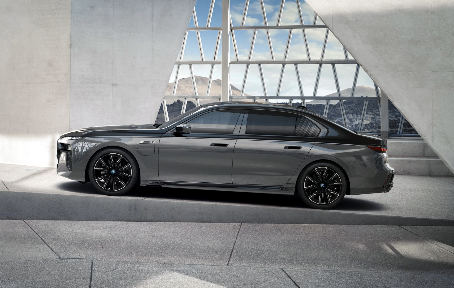 New BMW M760e And i7 M70 xDrive Performance Models Coming In 2023 With Up To 600 HP