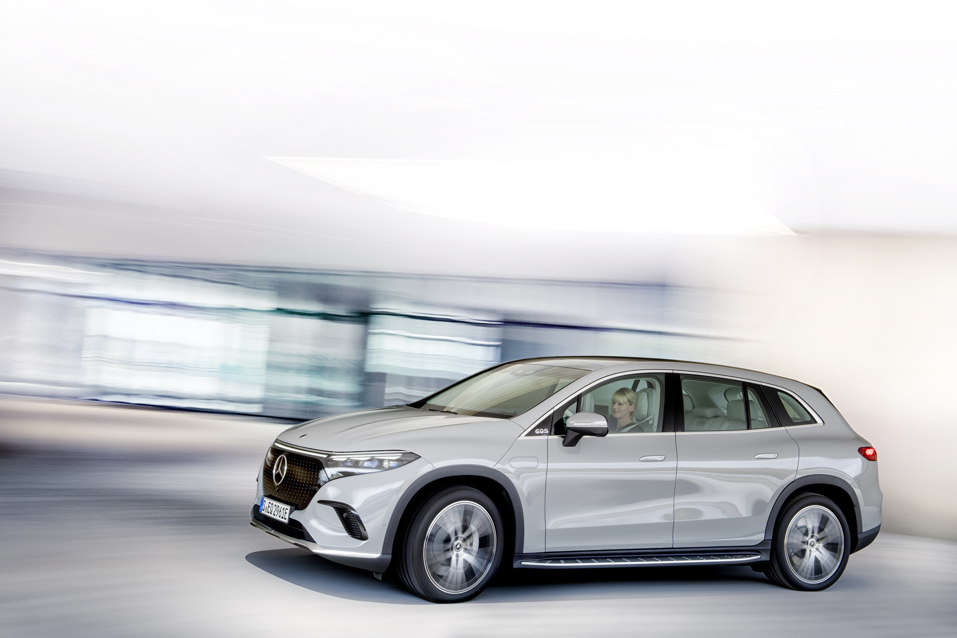 2023 Mercedes-Benz EQS SUV Looks Like The New All-Electric Luxury King Of Its Class