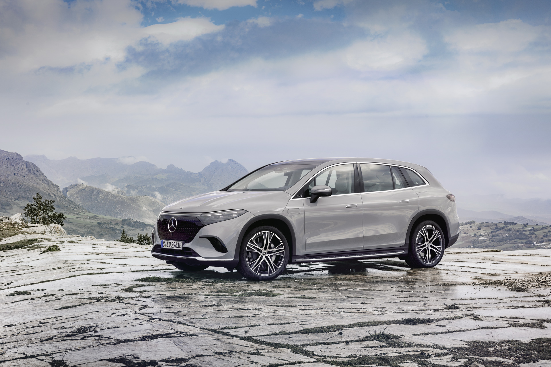 2023 Mercedes-Benz EQS SUV Looks Like The New All-Electric Luxury King Of Its Class