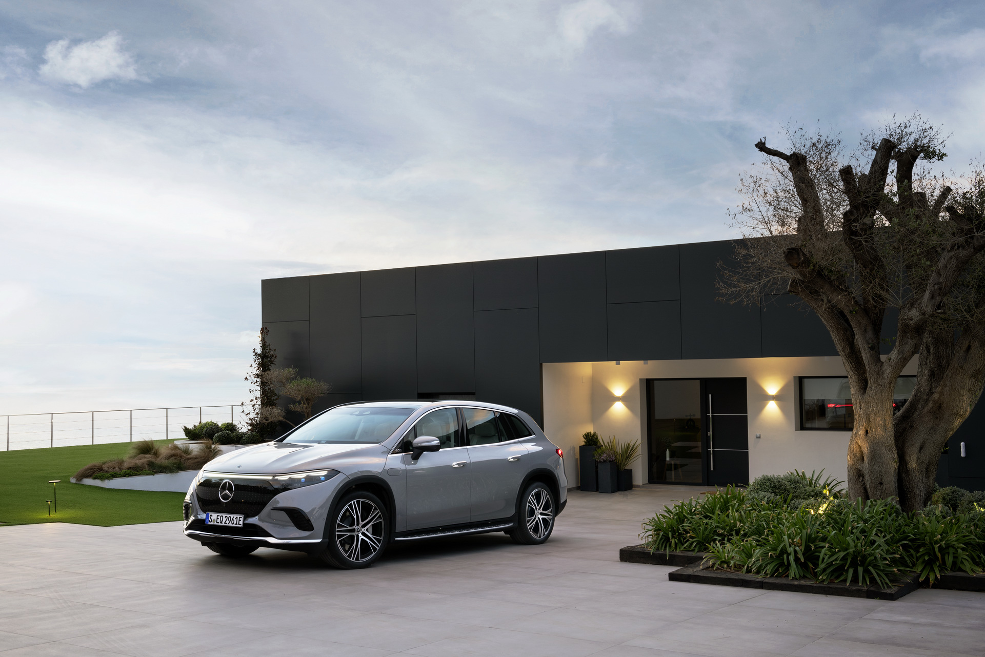 2023 Mercedes-Benz EQS SUV Looks Like The New All-Electric Luxury King Of Its Class