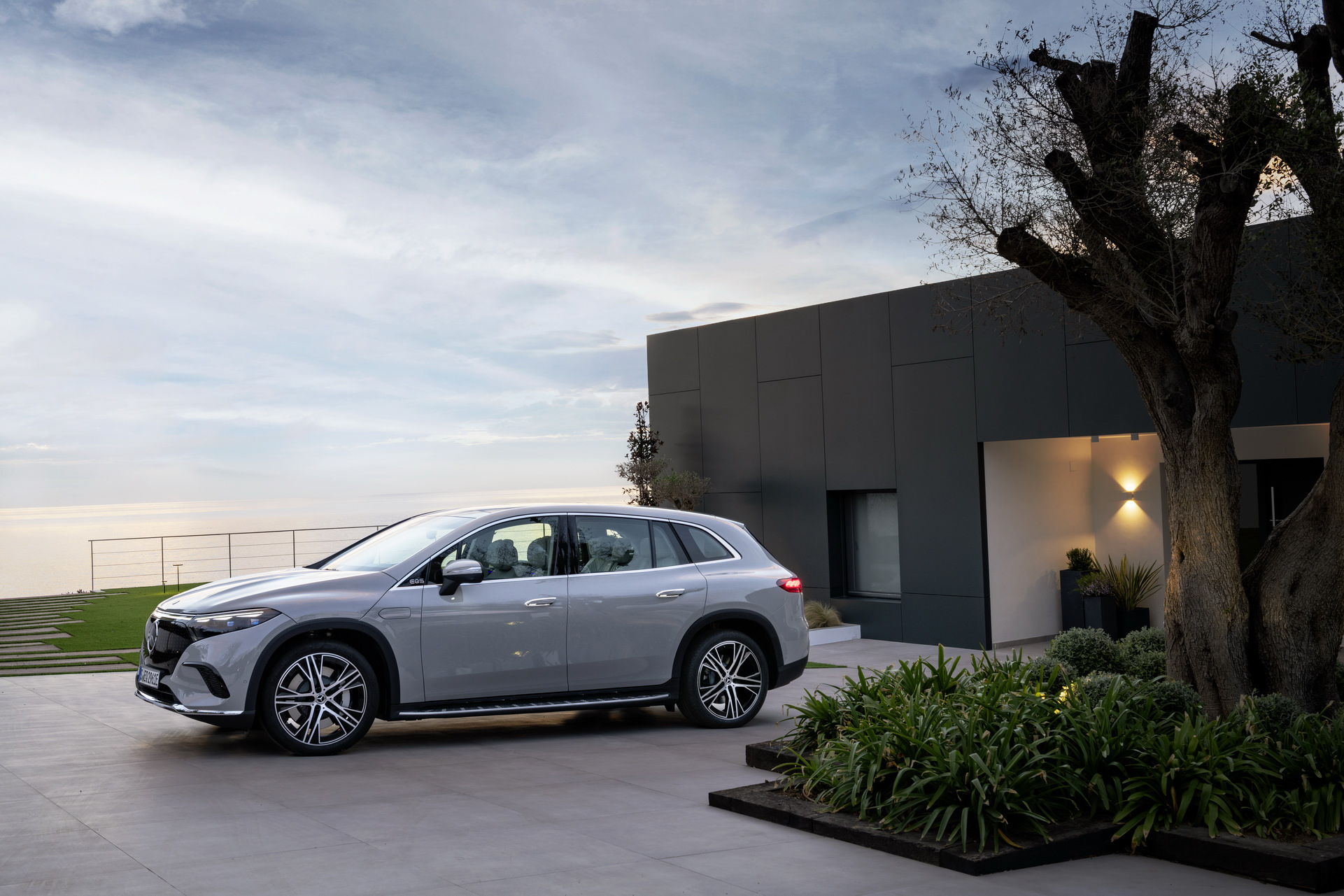 2023 Mercedes-Benz EQS SUV Looks Like The New All-Electric Luxury King Of Its Class