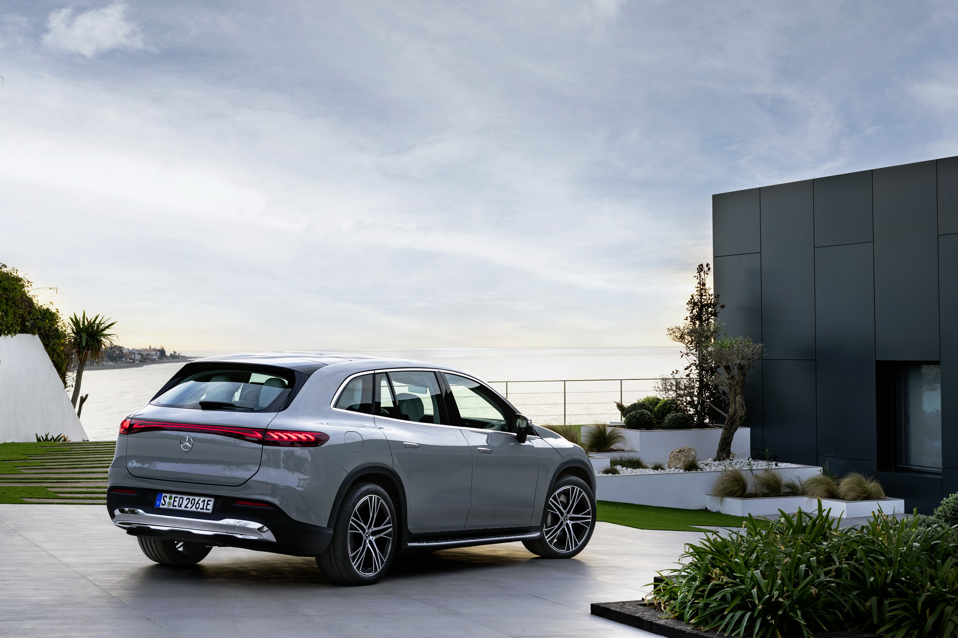 2023 Mercedes-Benz EQS SUV Looks Like The New All-Electric Luxury King Of Its Class