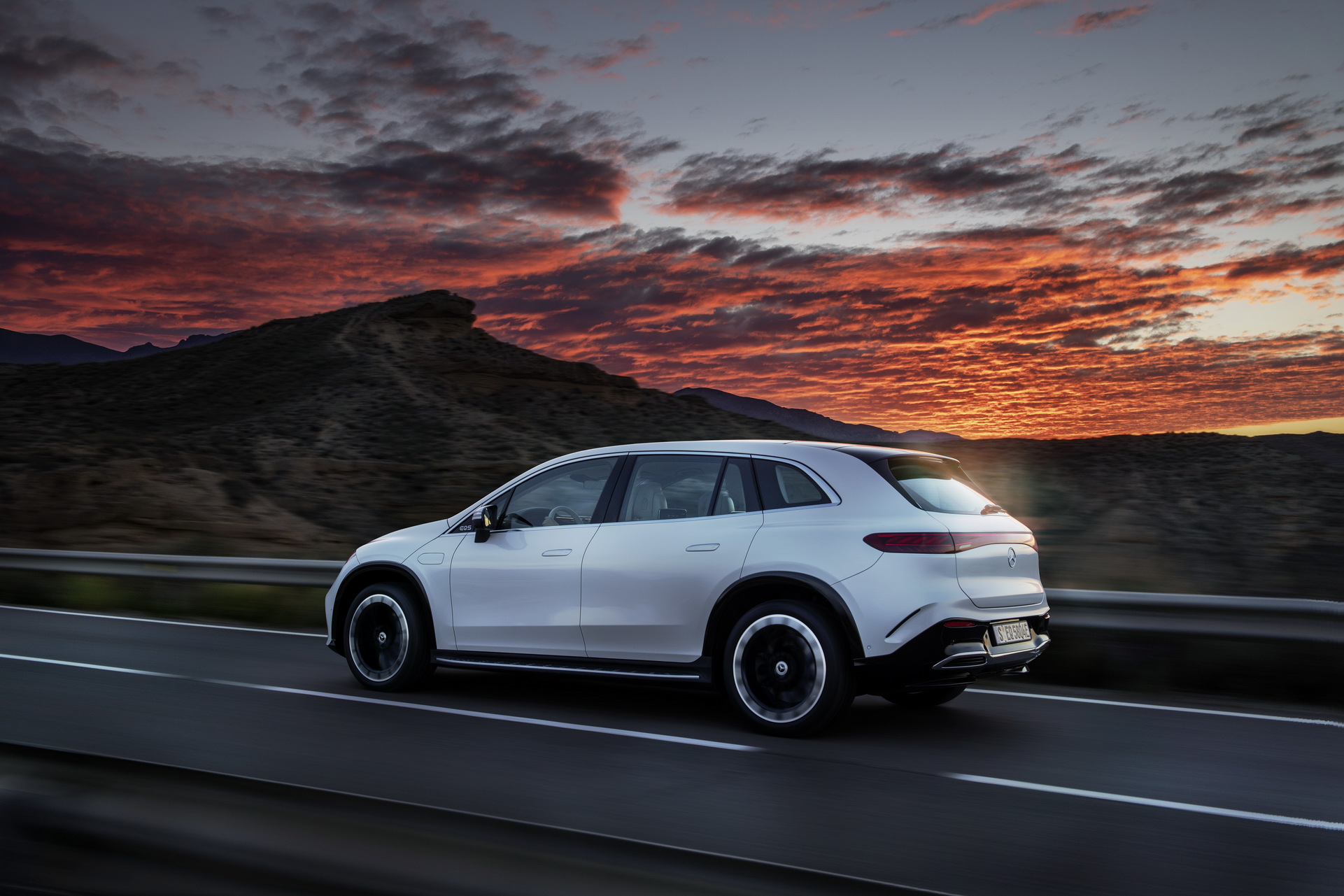 2023 Mercedes-Benz EQS SUV Looks Like The New All-Electric Luxury King Of Its Class