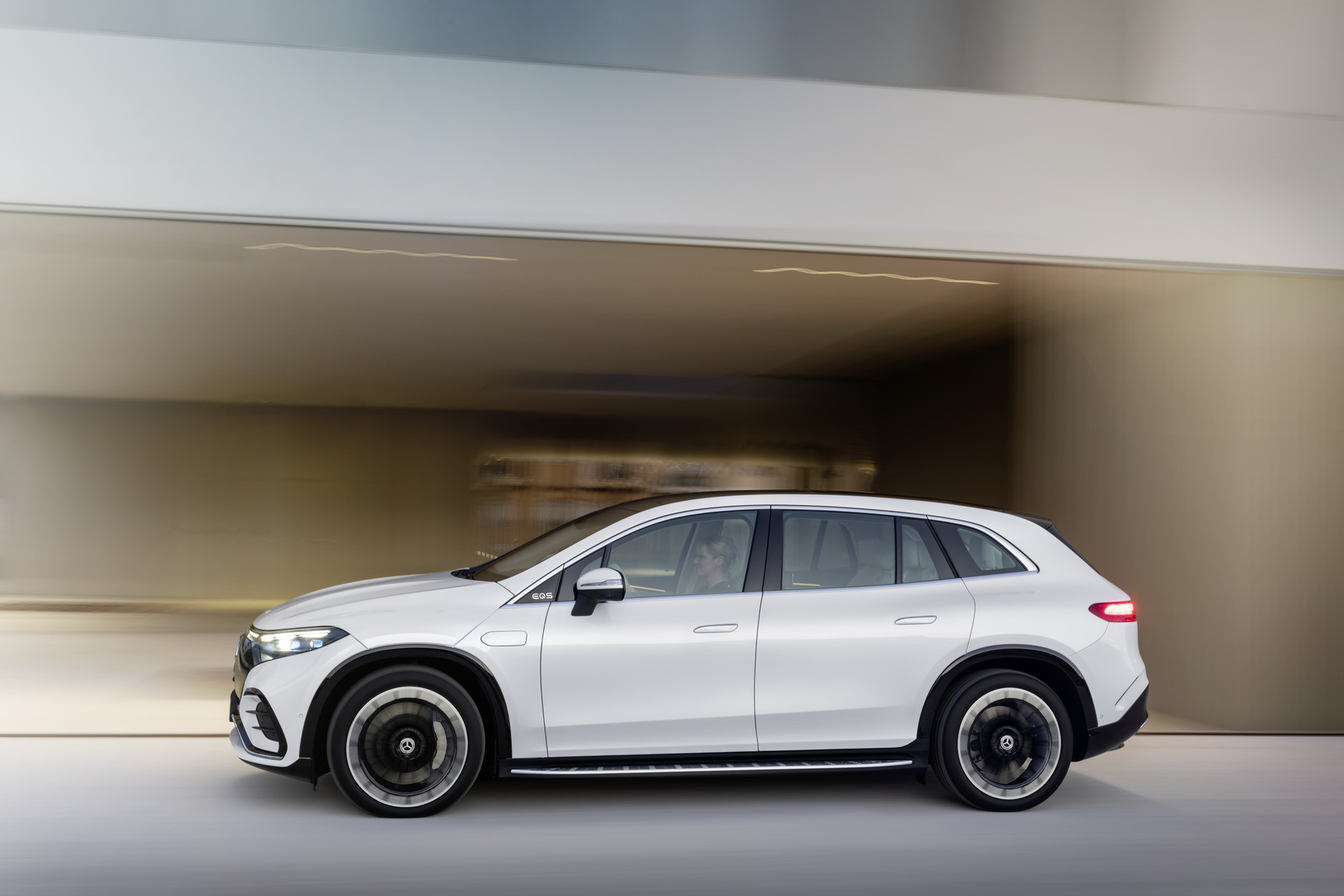 2023 Mercedes-Benz EQS SUV Looks Like The New All-Electric Luxury King Of Its Class