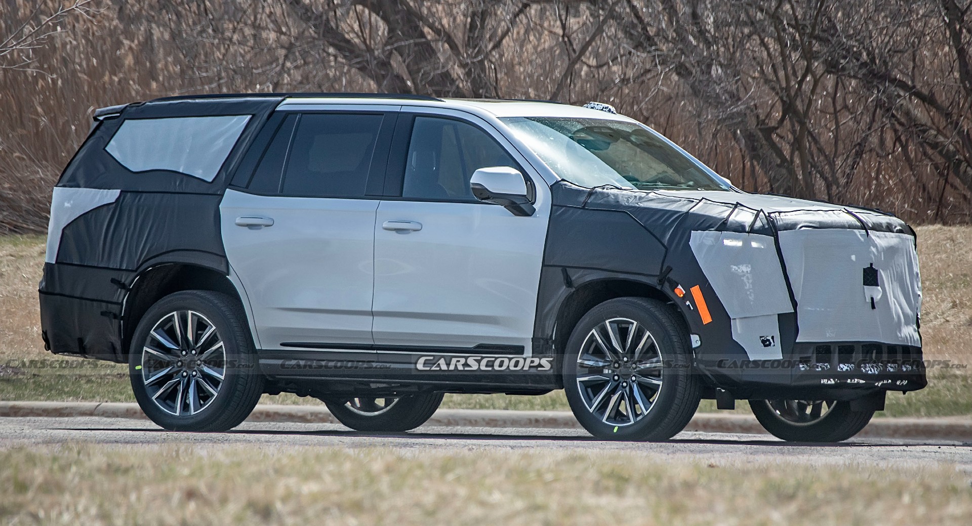 2024-cadillac-escalade-facelift-tries-to-hide-styling-tweaks-in-new-spy-shots-carscoops