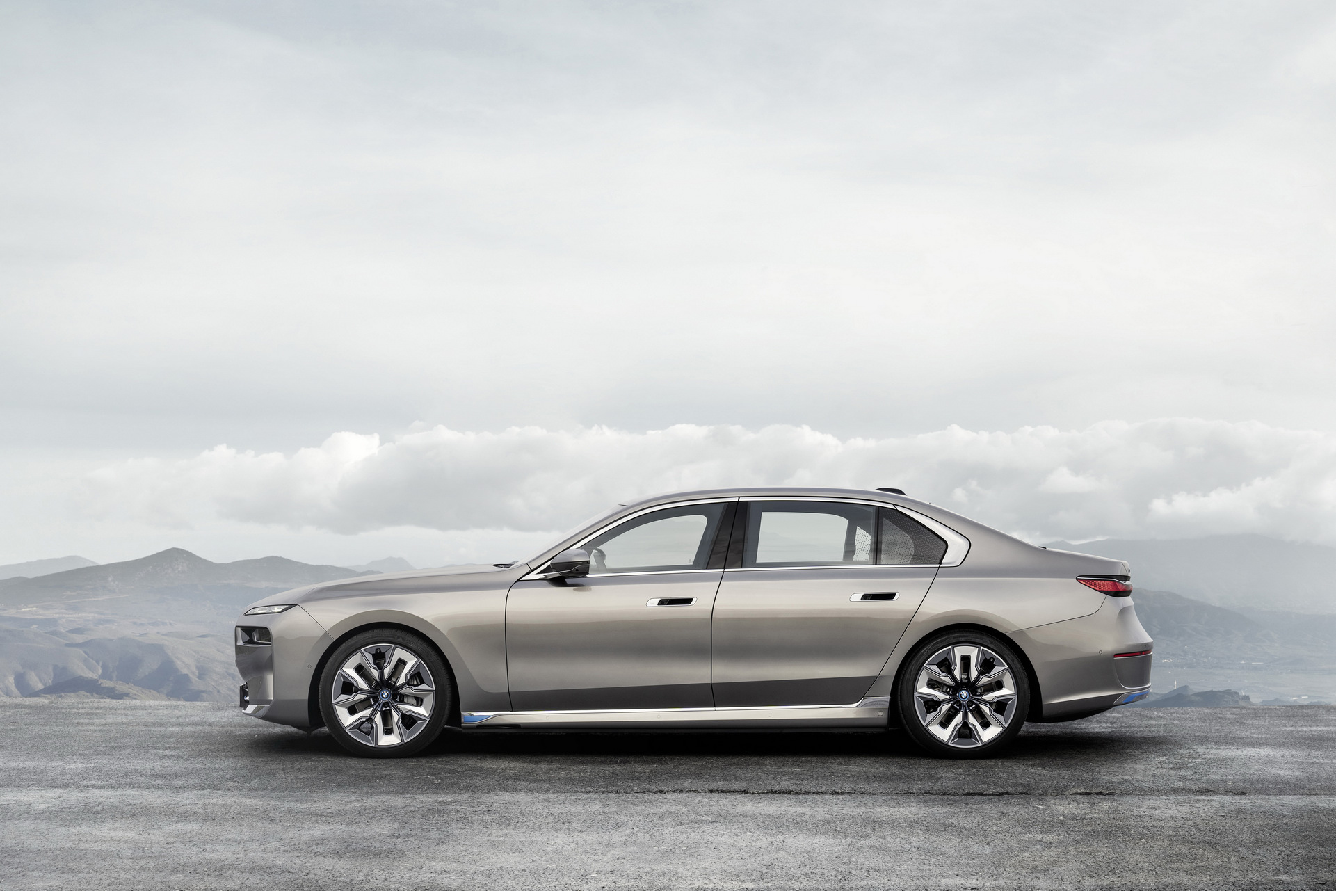 2023 BMW i7 xDrive60 Is First Ever Electric 7-Series, Has 300-Mile Range And Costs $119,300