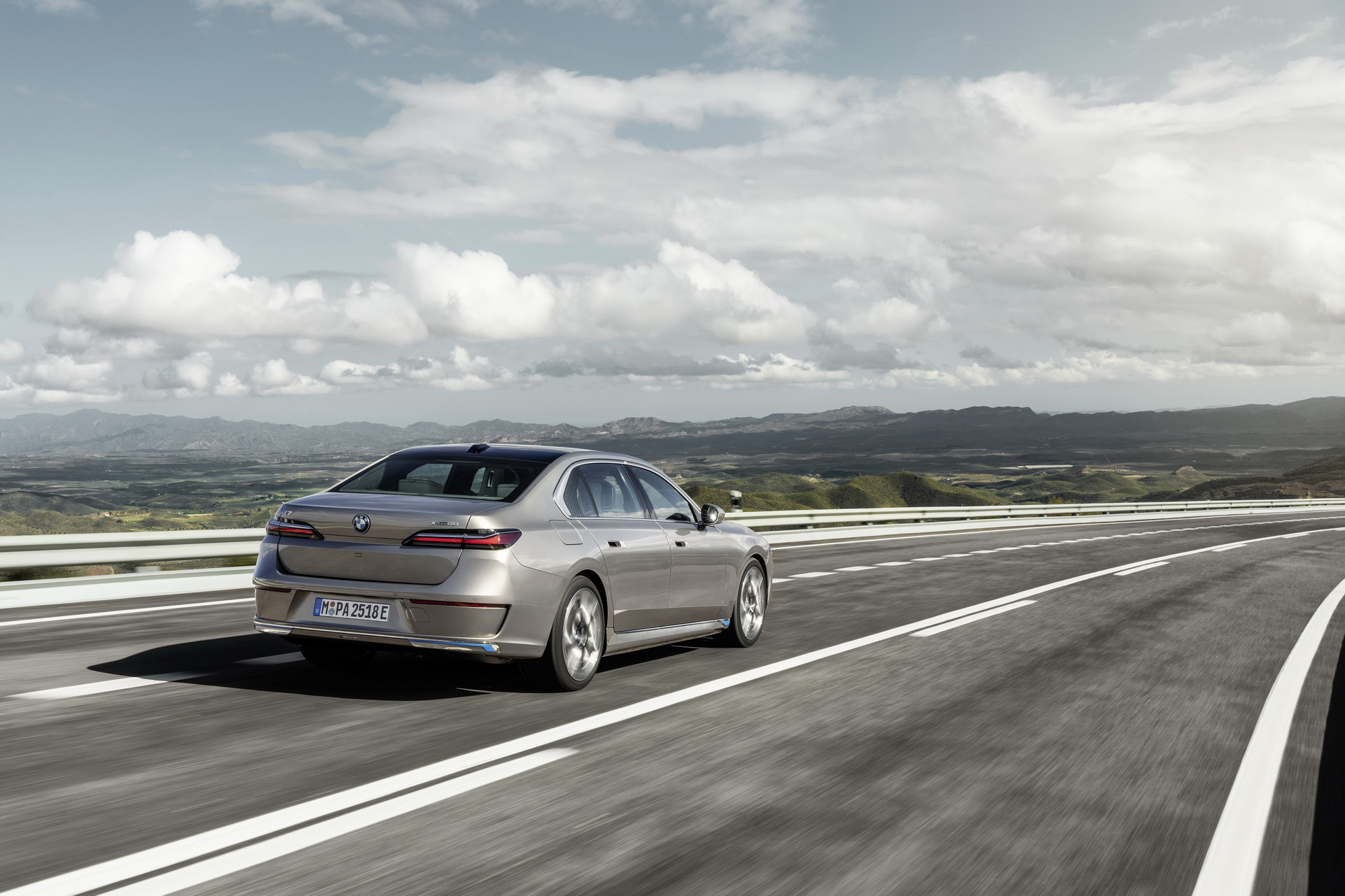 2023 BMW i7 xDrive60 Is First Ever Electric 7-Series, Has 300-Mile Range And Costs $119,300