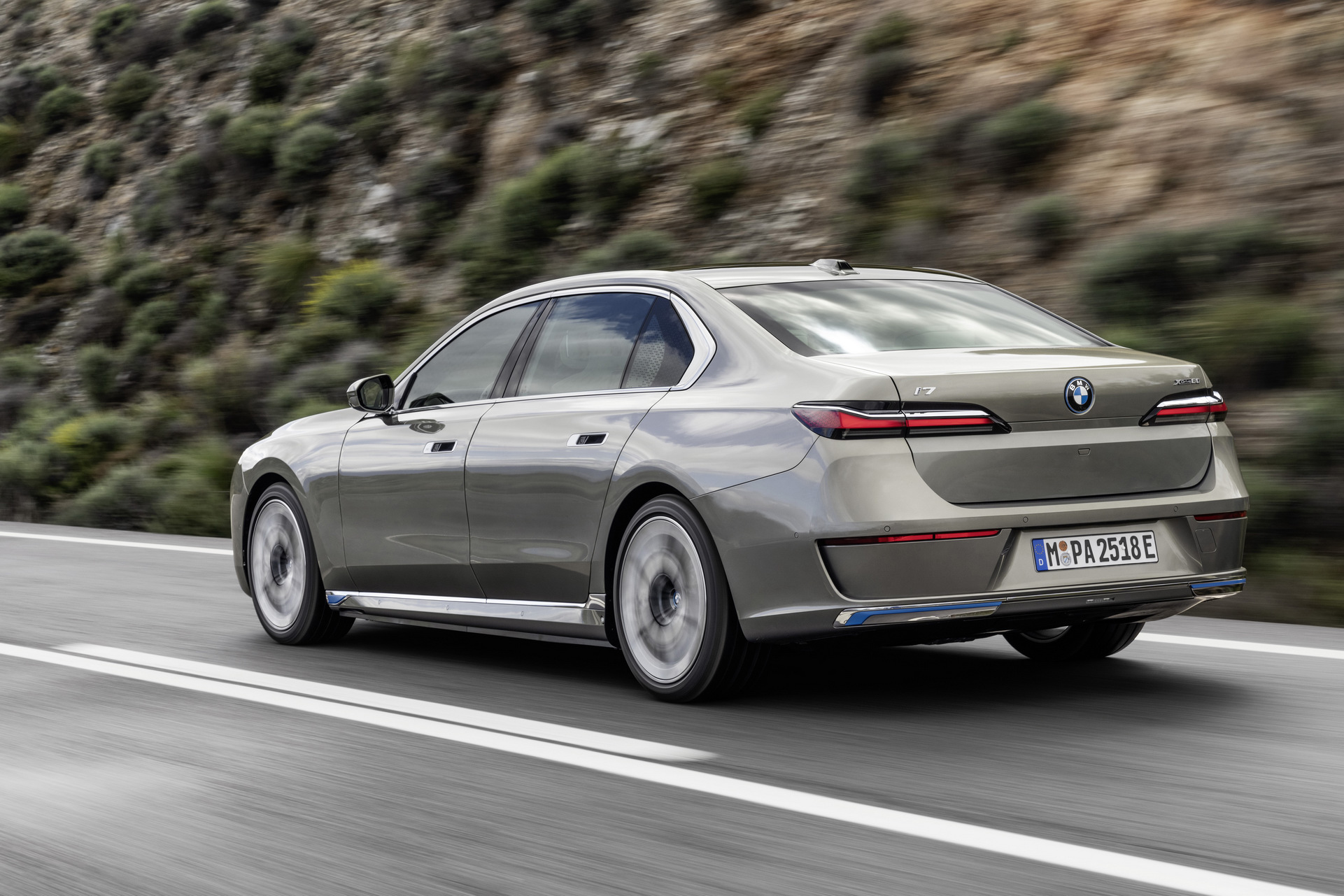 BMW’s Electric i7 And Gas-Powered 760i xDrive Will Cost Exactly The Same In Canada