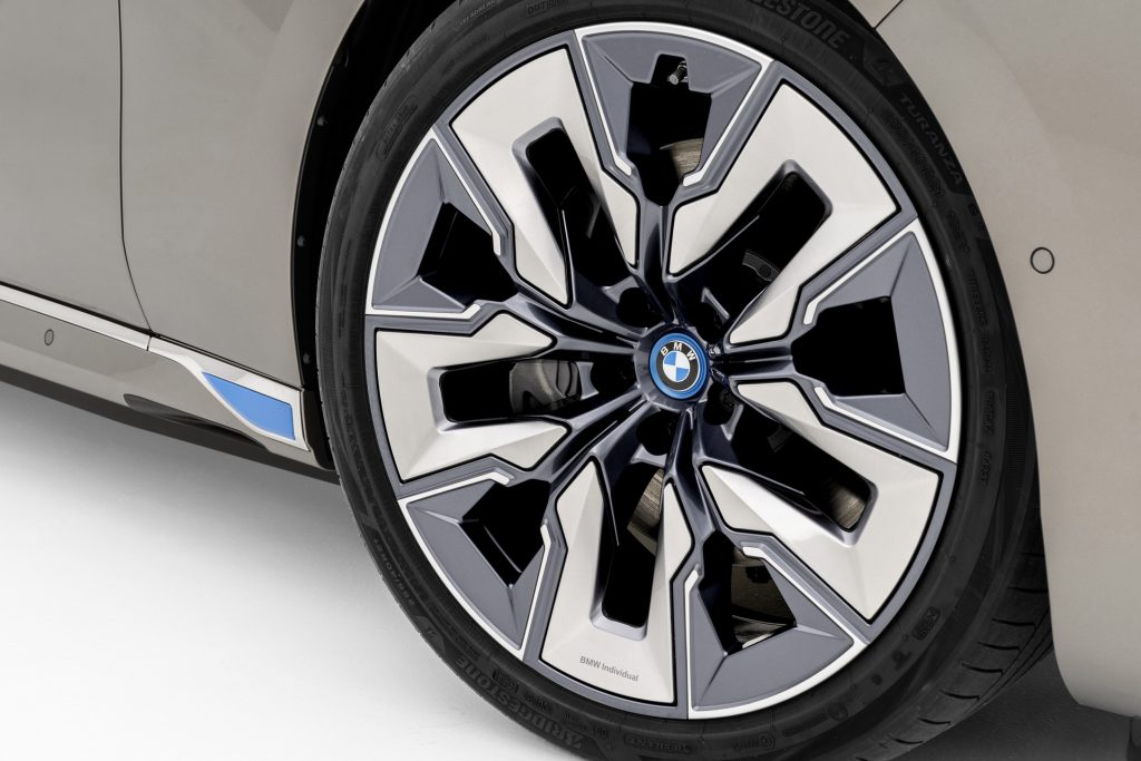 2023 BMW i7 xDrive60 Is First Ever Electric 7-Series, Has 300-Mile ...