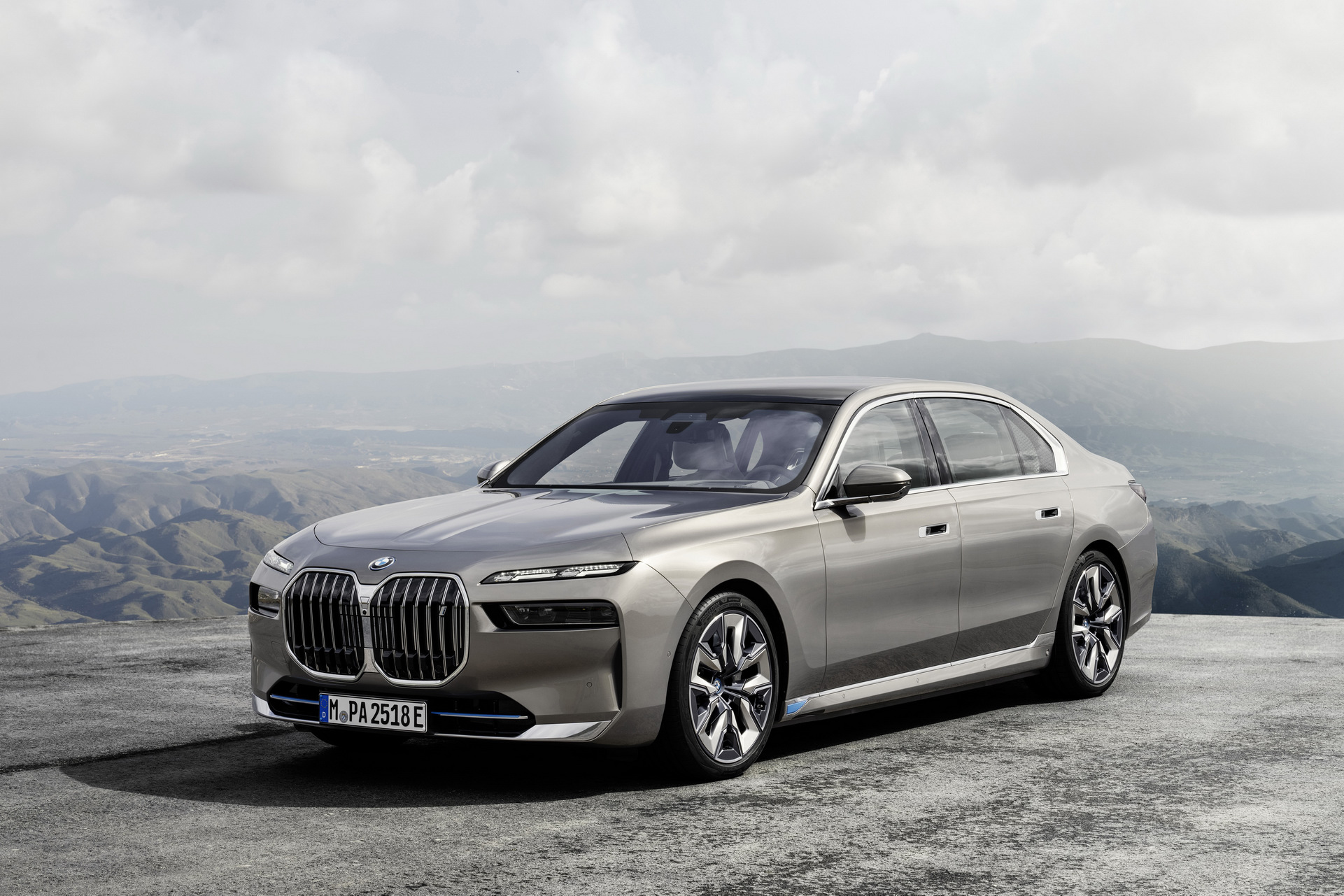 2023 BMW i7 xDrive60 Is First Ever Electric 7-Series, Has 300-Mile Range And Costs $119,300