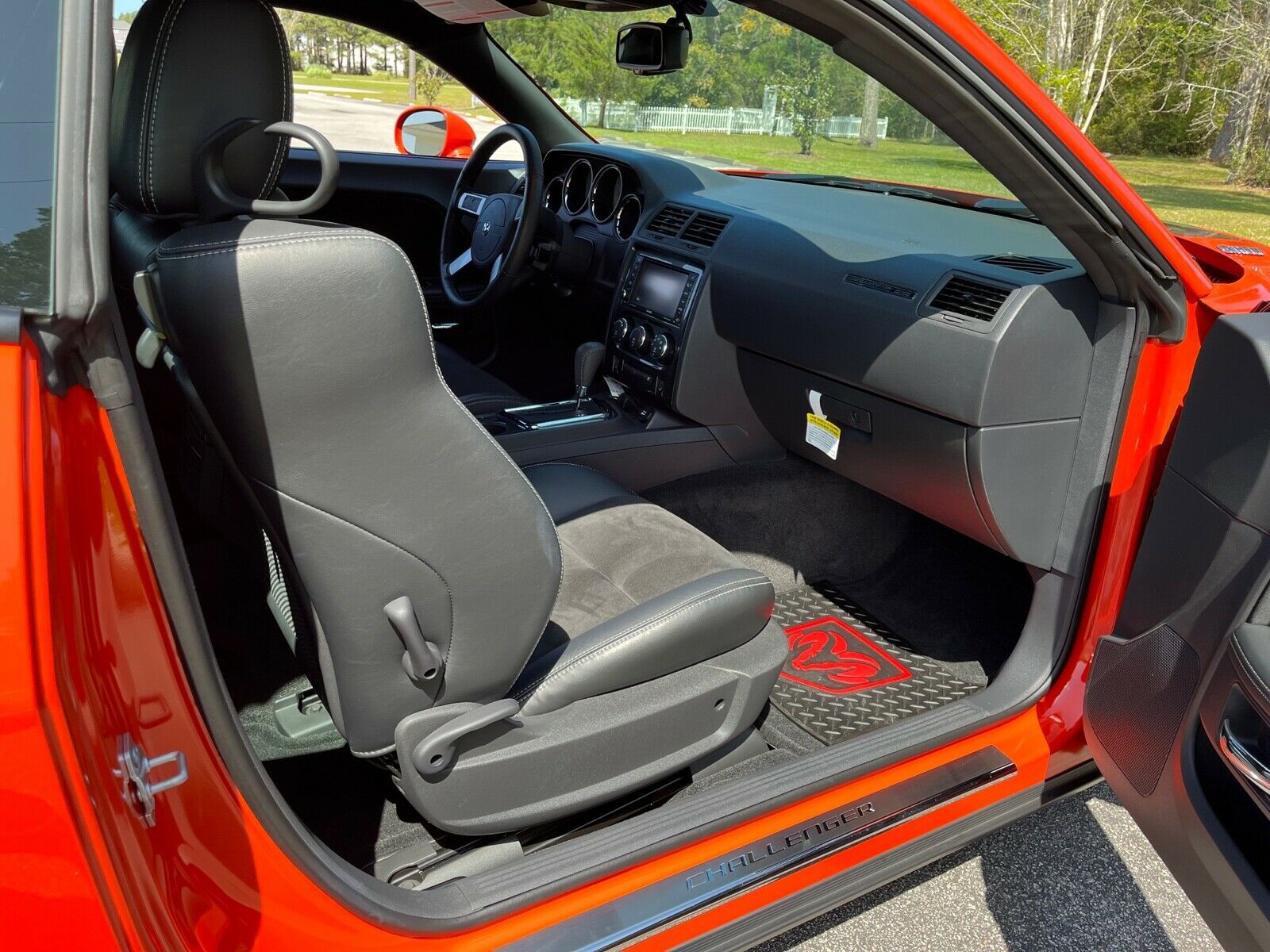 This 1,000-Mile 2008 Dodge Challenger SRT-8 Thinks It’s Worth Almost As Much As A 2022 Hellcat