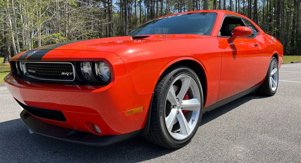  This 1,000-Mile 2008 Dodge Challenger SRT-8 Thinks It’s Worth Almost As Much As A 2022 Hellcat