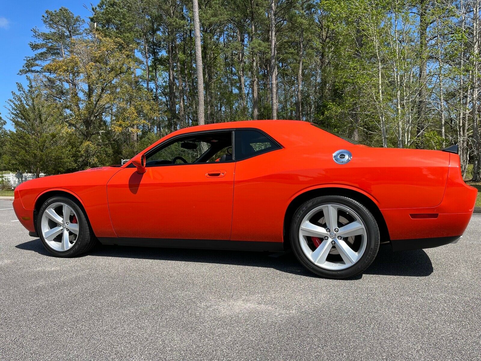 This 1,000-Mile 2008 Dodge Challenger SRT-8 Thinks It’s Worth Almost As Much As A 2022 Hellcat