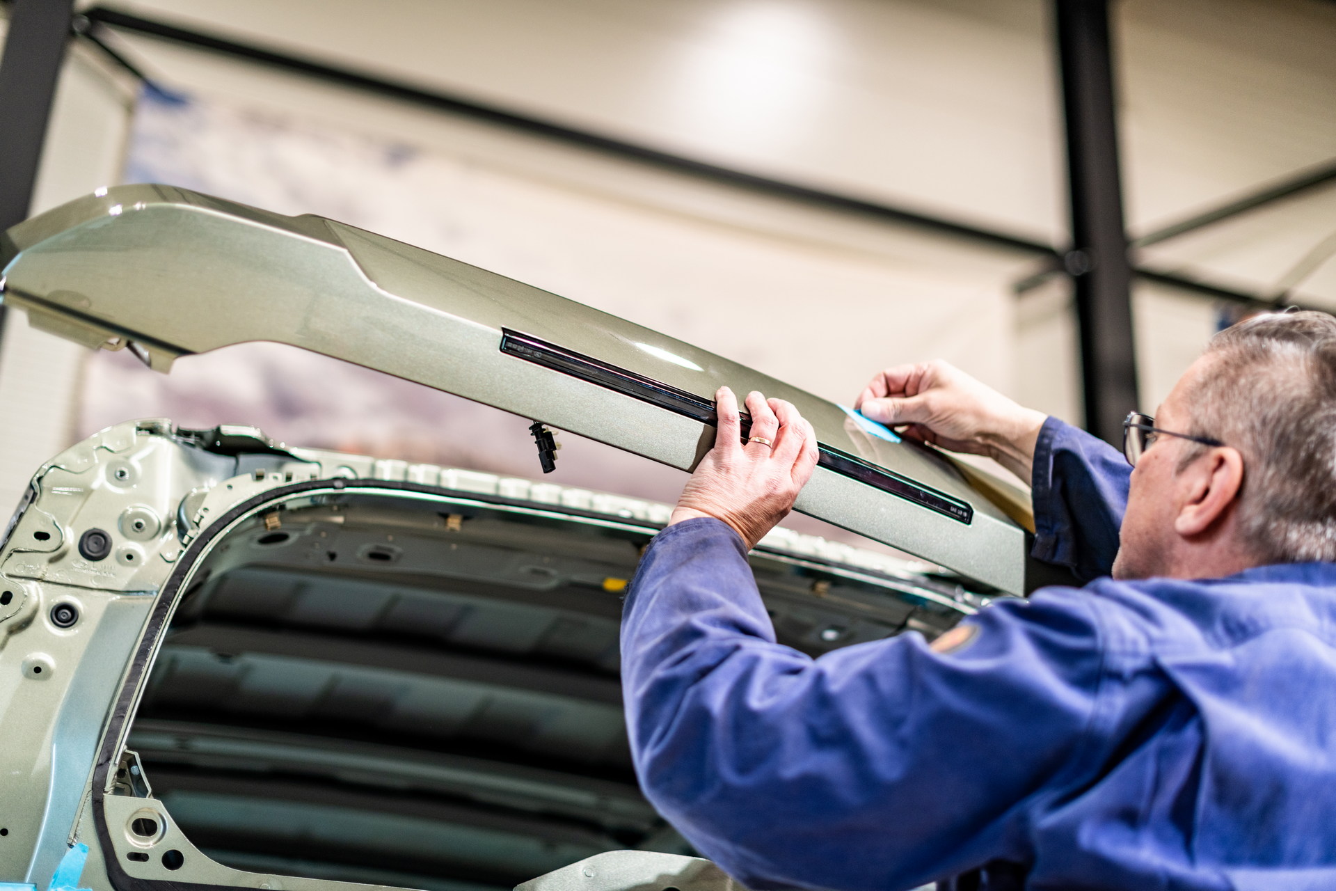 Want A New Land Rover Defender 90 Convertible? Heritage Customs Will Make You One