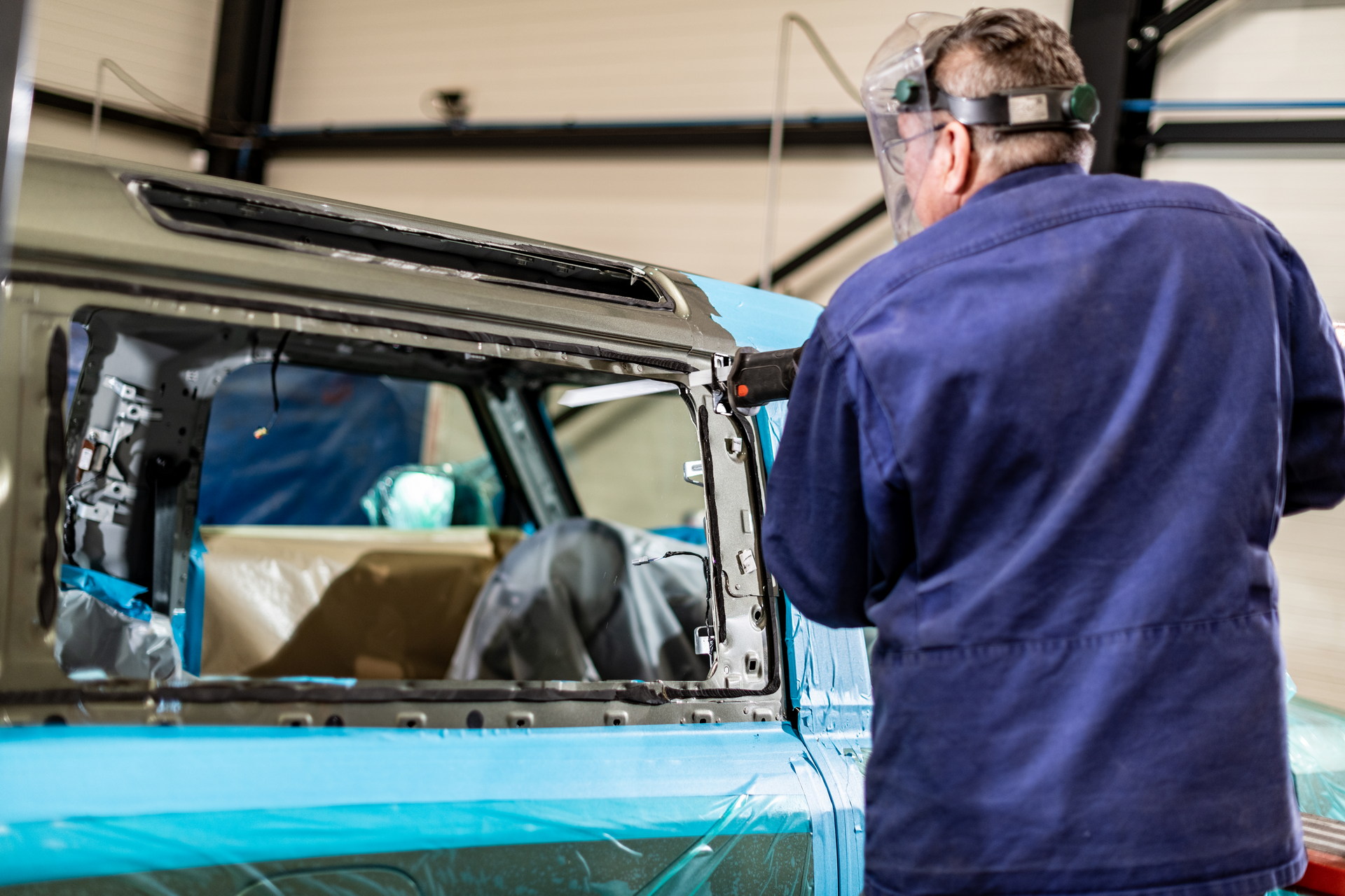 Want A New Land Rover Defender 90 Convertible? Heritage Customs Will Make You One