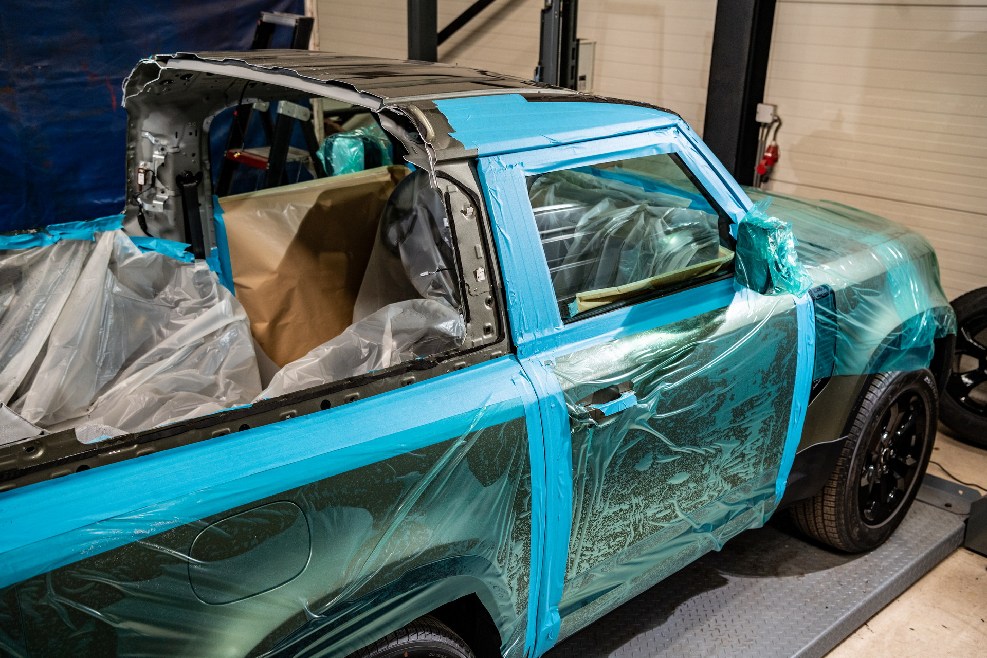 Want A New Land Rover Defender 90 Convertible? Heritage Customs Will Make You One