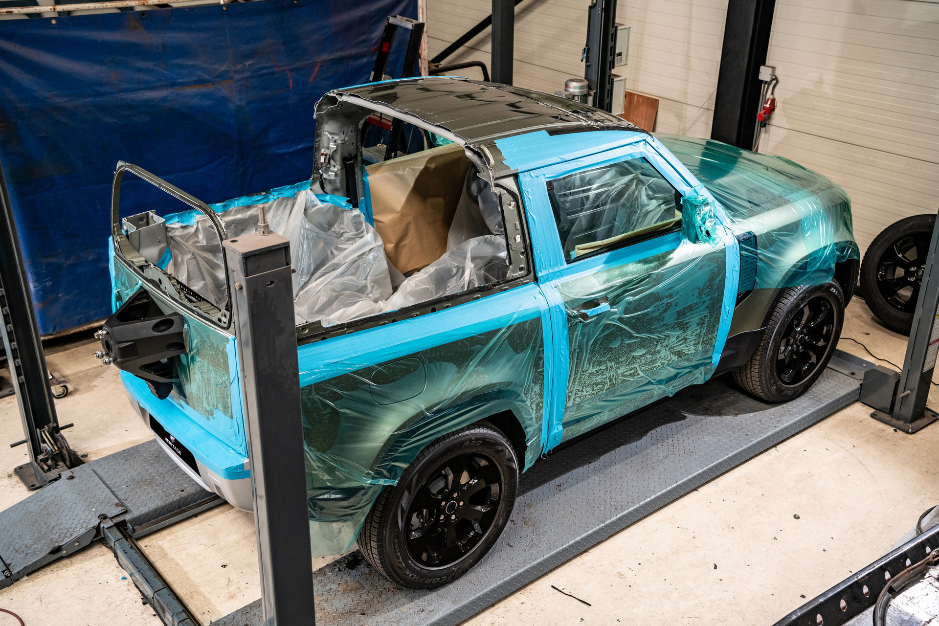 Want A New Land Rover Defender 90 Convertible? Heritage Customs Will Make You One