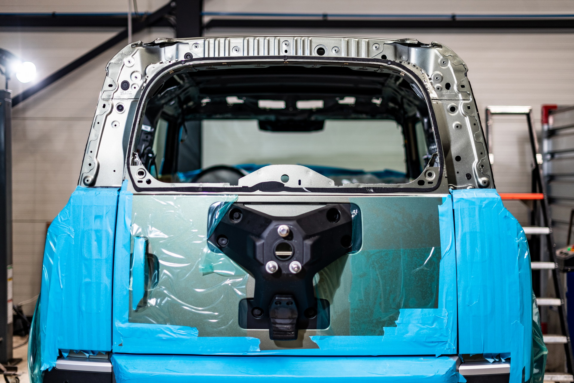Want A New Land Rover Defender 90 Convertible? Heritage Customs Will Make You One