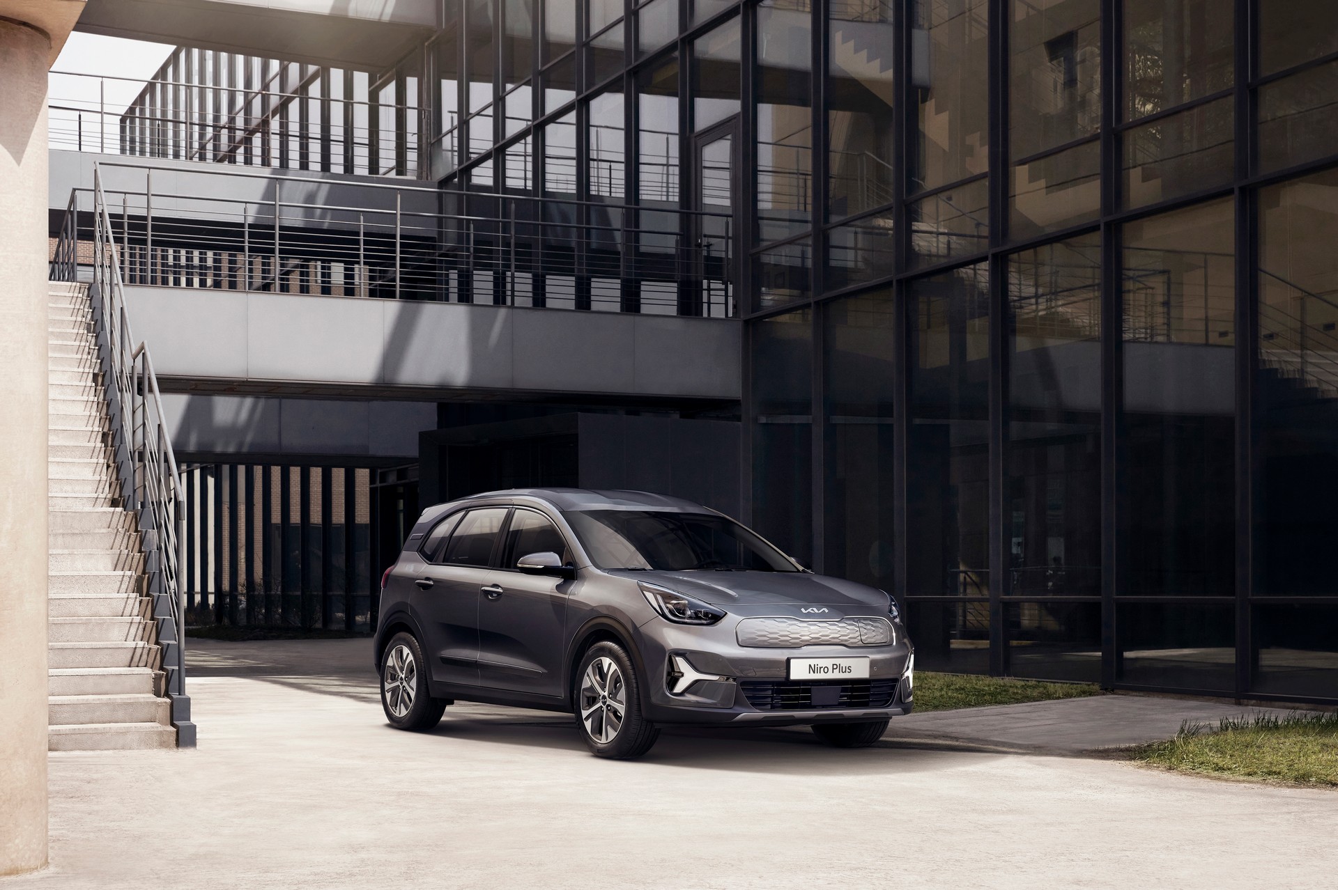 Kia Keeps The First-Gen Niro Alive As A Stretched Out Electrified Taxi