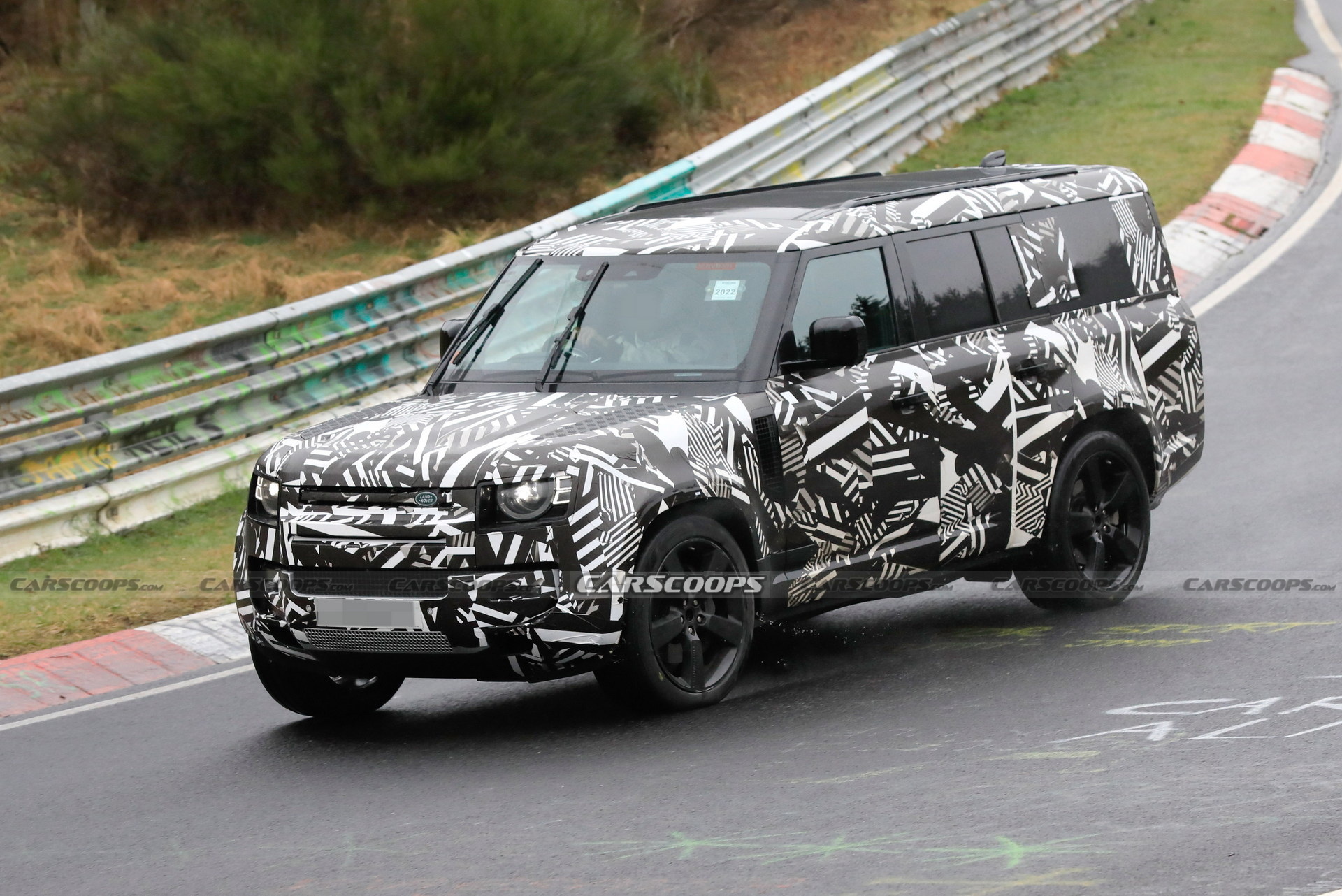 XL-Sized 2023 Land Rover Defender 130 Spied With V8 Engine And Quad Exhaust Pipes