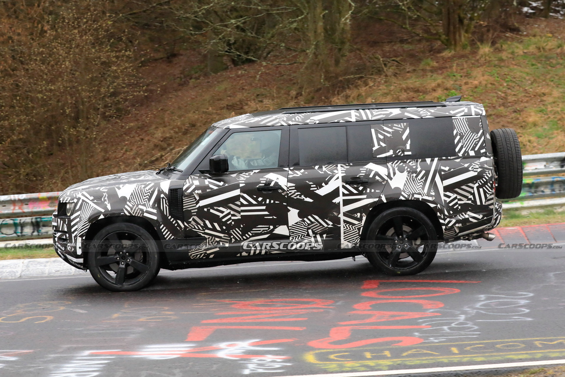XL-Sized 2023 Land Rover Defender 130 Spied With V8 Engine And Quad Exhaust Pipes
