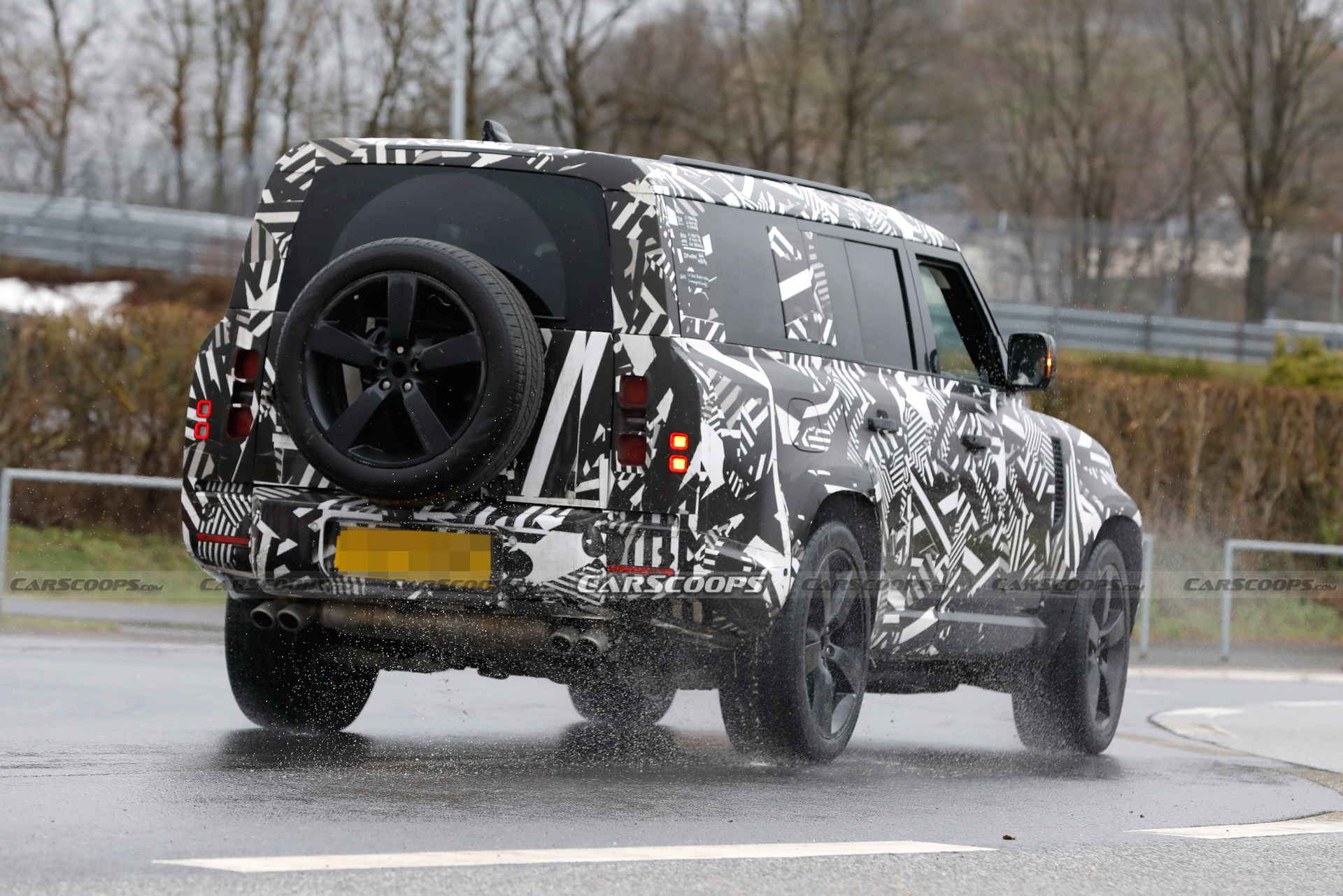 XL-Sized 2023 Land Rover Defender 130 Spied With V8 Engine And Quad Exhaust Pipes