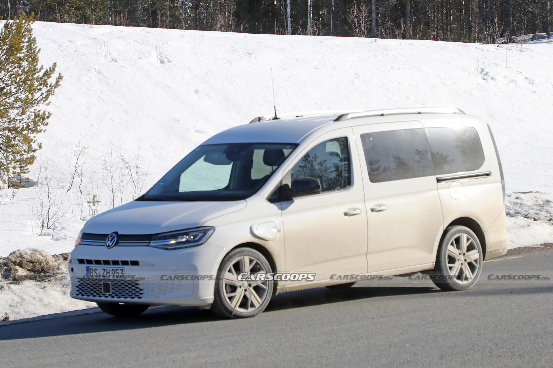 2023 VW Caddy eHybrid Spied Without Camouflage In Short And Long Wheelbase Forms