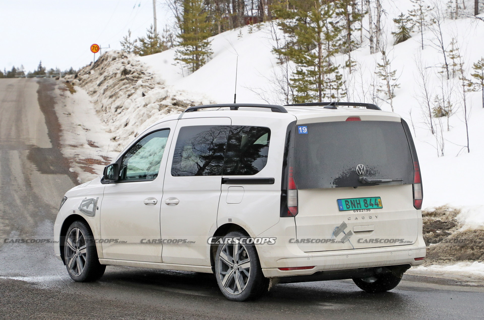 2023 VW Caddy eHybrid Spied Without Camouflage In Short And Long Wheelbase Forms