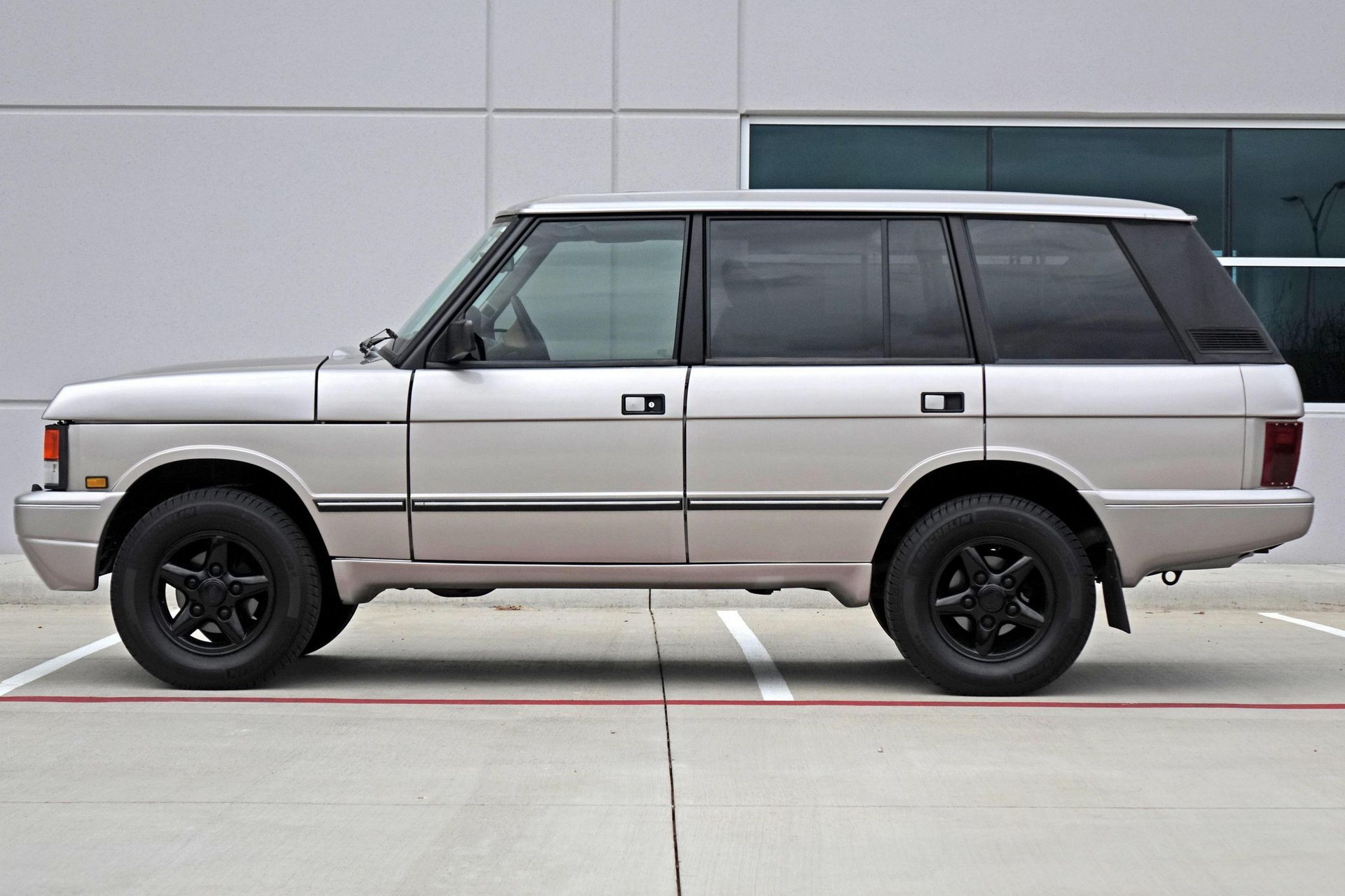 Are You Brave Enough For This 1995 Range Rover Classic Special Edition With TWR Bodykit?