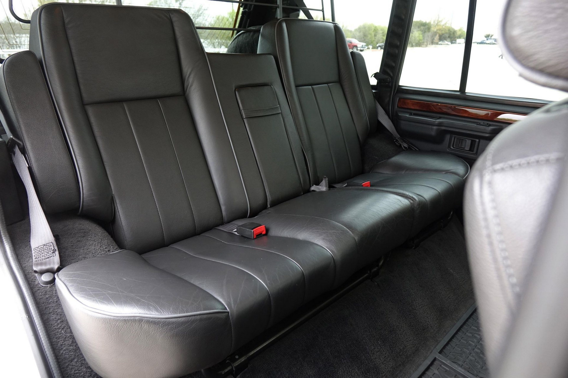 Are You Brave Enough For This 1995 Range Rover Classic Special Edition With TWR Bodykit?