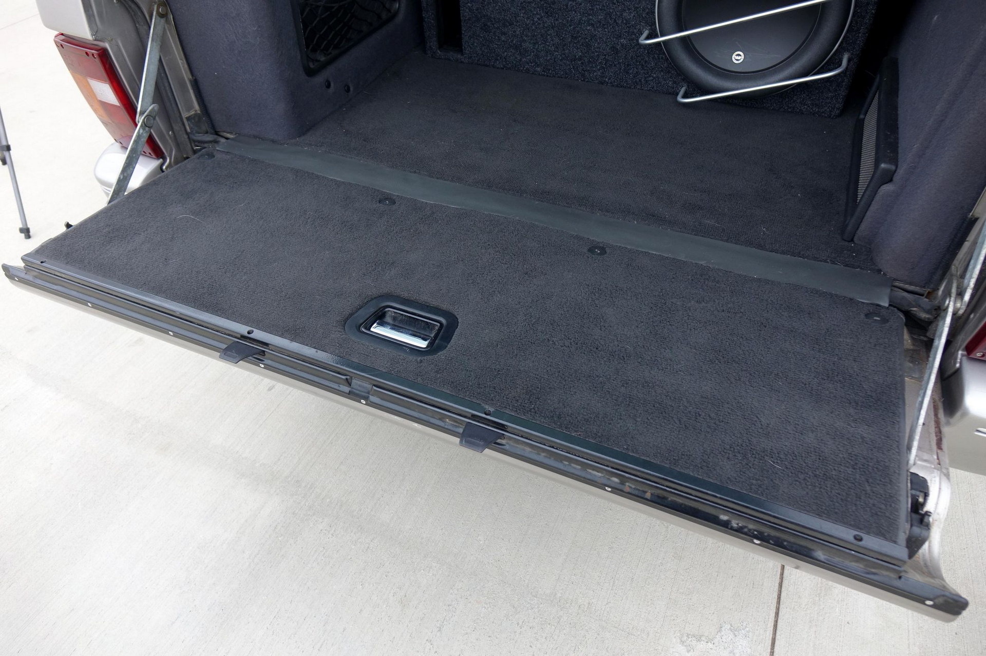 Are You Brave Enough For This 1995 Range Rover Classic Special Edition With TWR Bodykit?