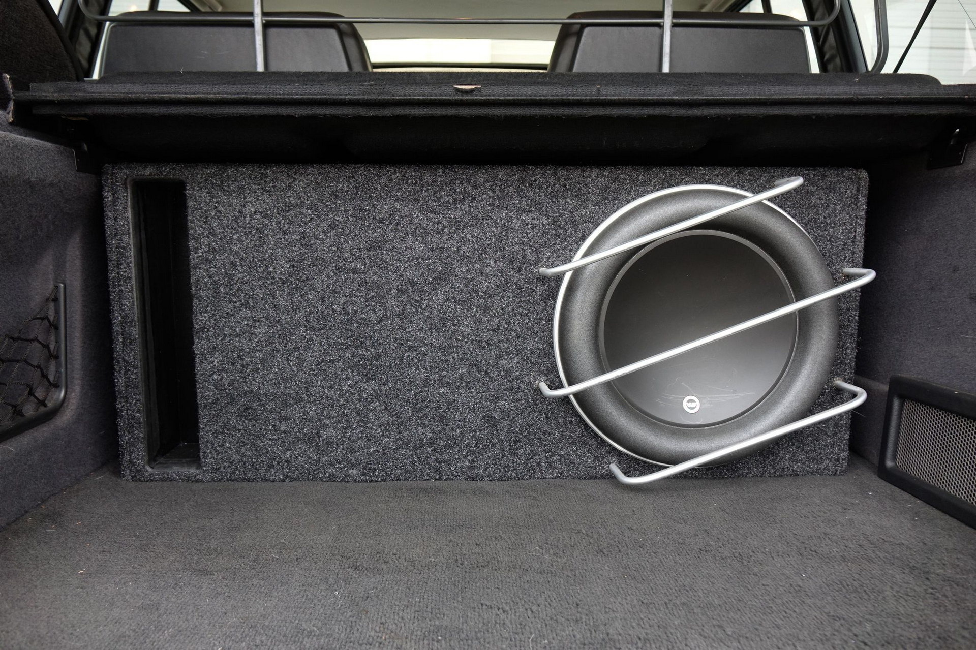 Are You Brave Enough For This 1995 Range Rover Classic Special Edition With TWR Bodykit?