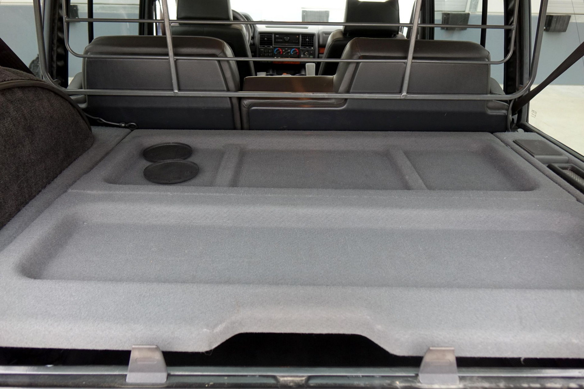 Are You Brave Enough For This 1995 Range Rover Classic Special Edition With TWR Bodykit?