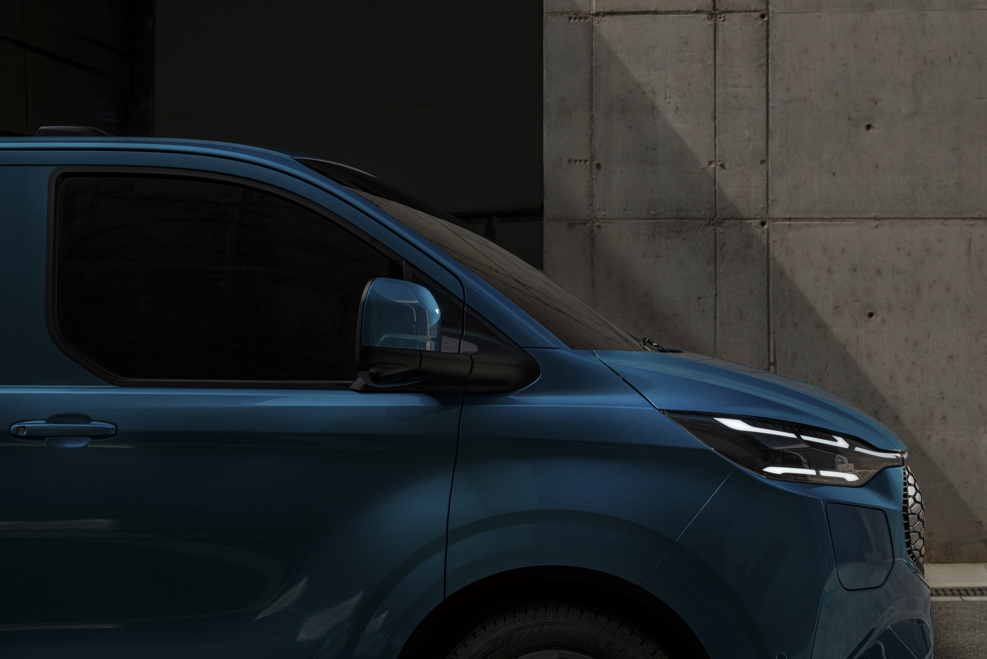 2023 Ford E-Transit Custom Is An Electric Van With A Futuristic Face And 236-Mile Range