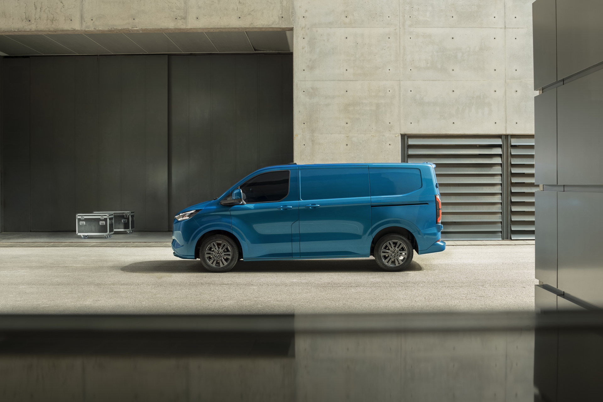 2023 Ford E-Transit Custom Is An Electric Van With A Futuristic Face And 236-Mile Range